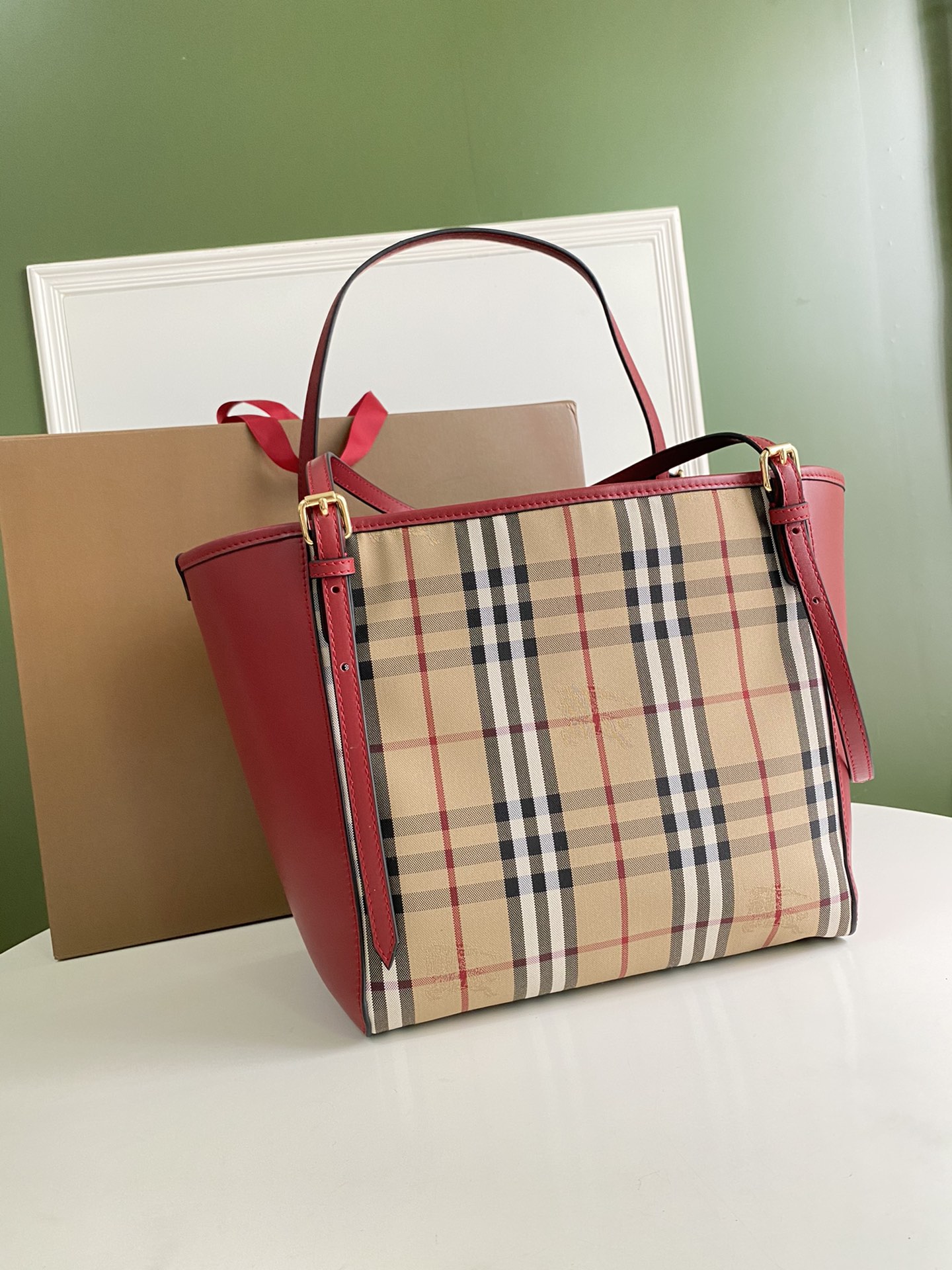 Burberry巴宝莉进口小牛皮配ykk黄铜五金隐形战马购物袋8818