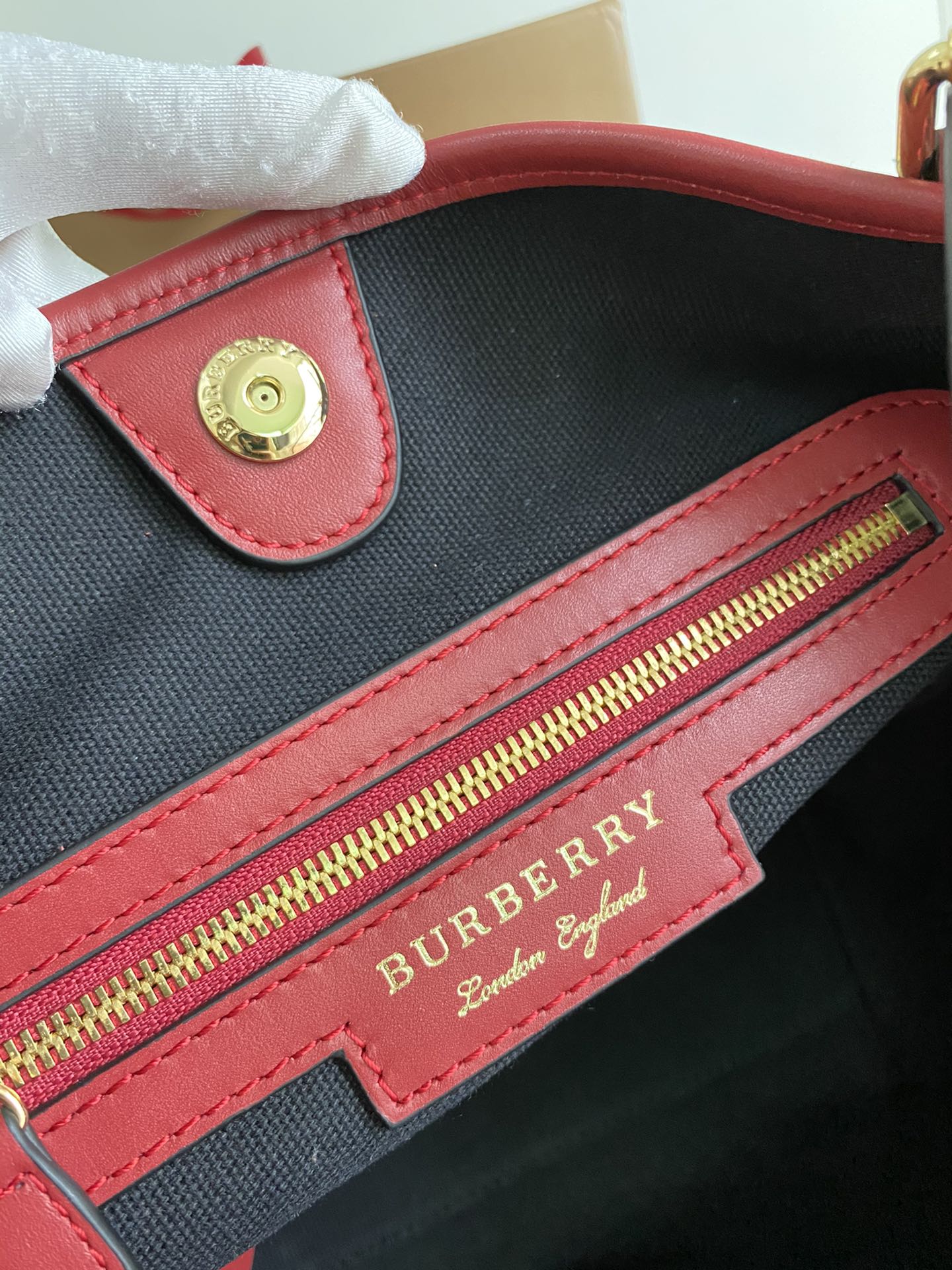 Burberry巴宝莉进口小牛皮配ykk黄铜五金隐形战马购物袋8818