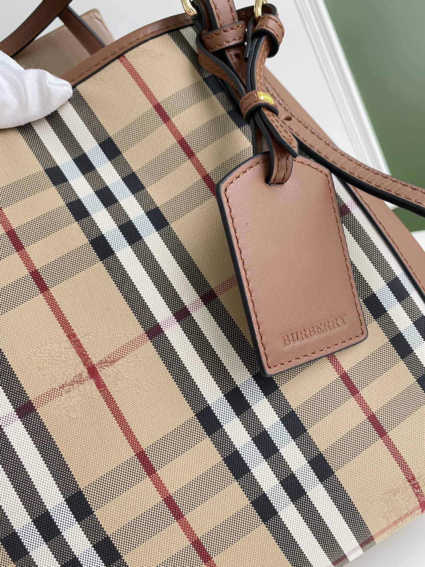 Burberry巴宝莉进口小牛皮配ykk黄铜五金隐形战马购物袋8818