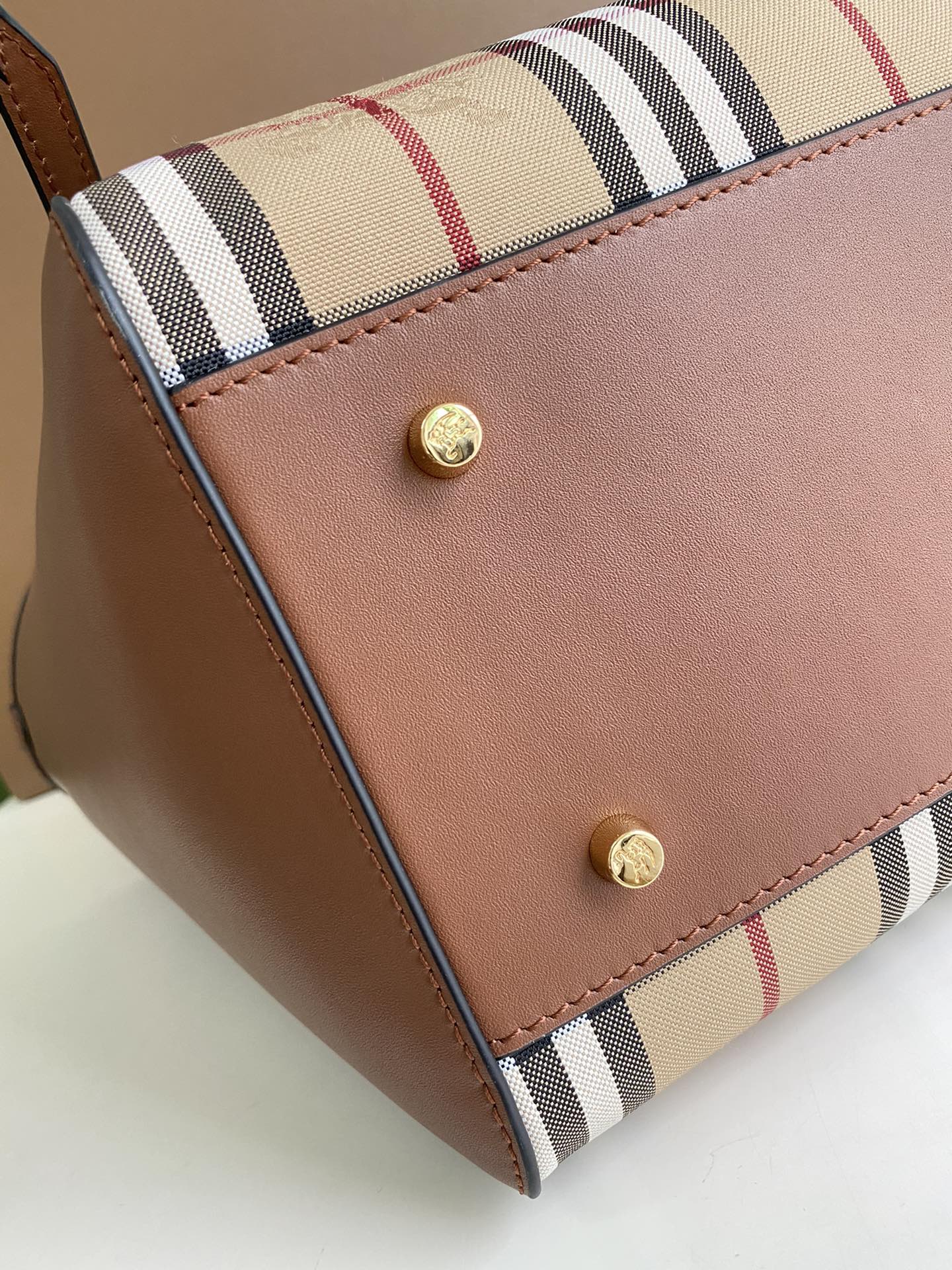 Burberry巴宝莉进口小牛皮配ykk黄铜五金隐形战马购物袋8818