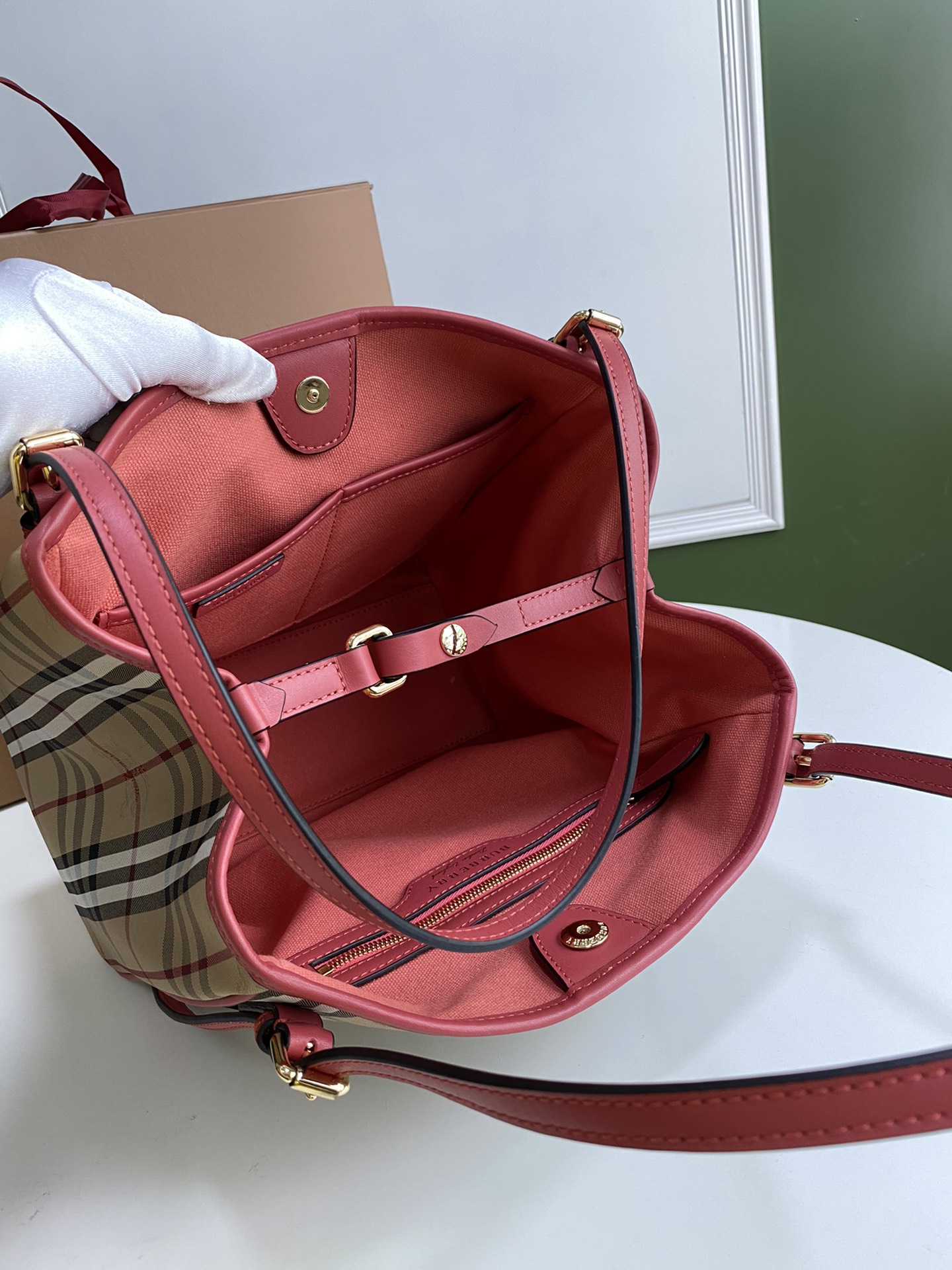 Burberry巴宝莉进口小牛皮配ykk黄铜五金隐形战马购物袋8812