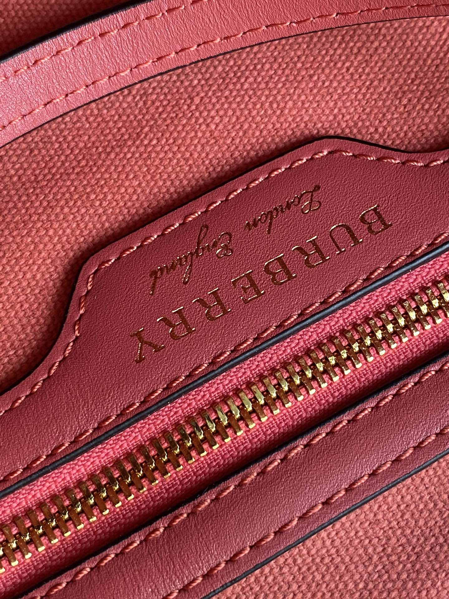 Burberry巴宝莉进口小牛皮配ykk黄铜五金隐形战马购物袋8812