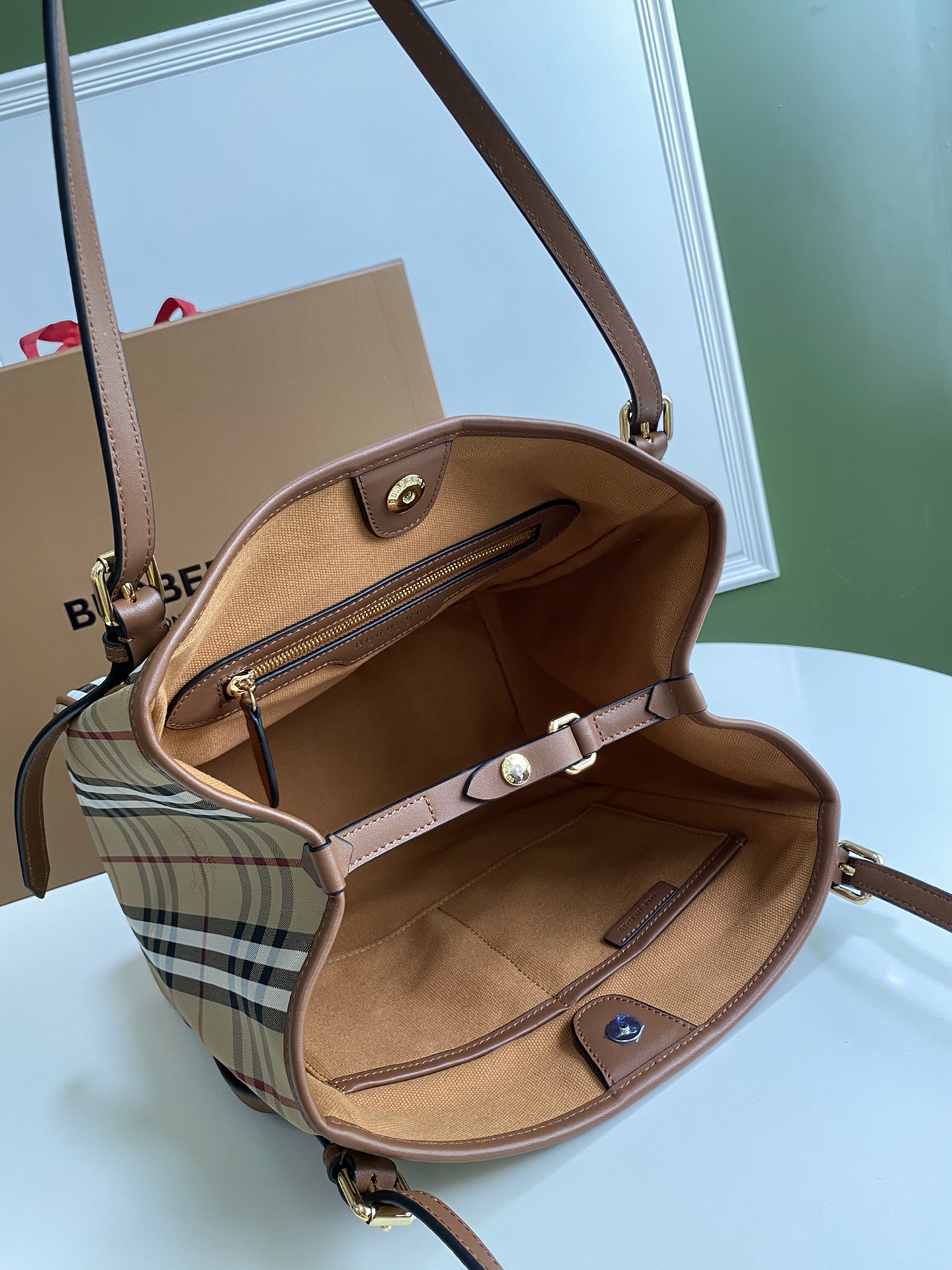 Burberry巴宝莉进口小牛皮配ykk黄铜五金隐形战马购物袋8812