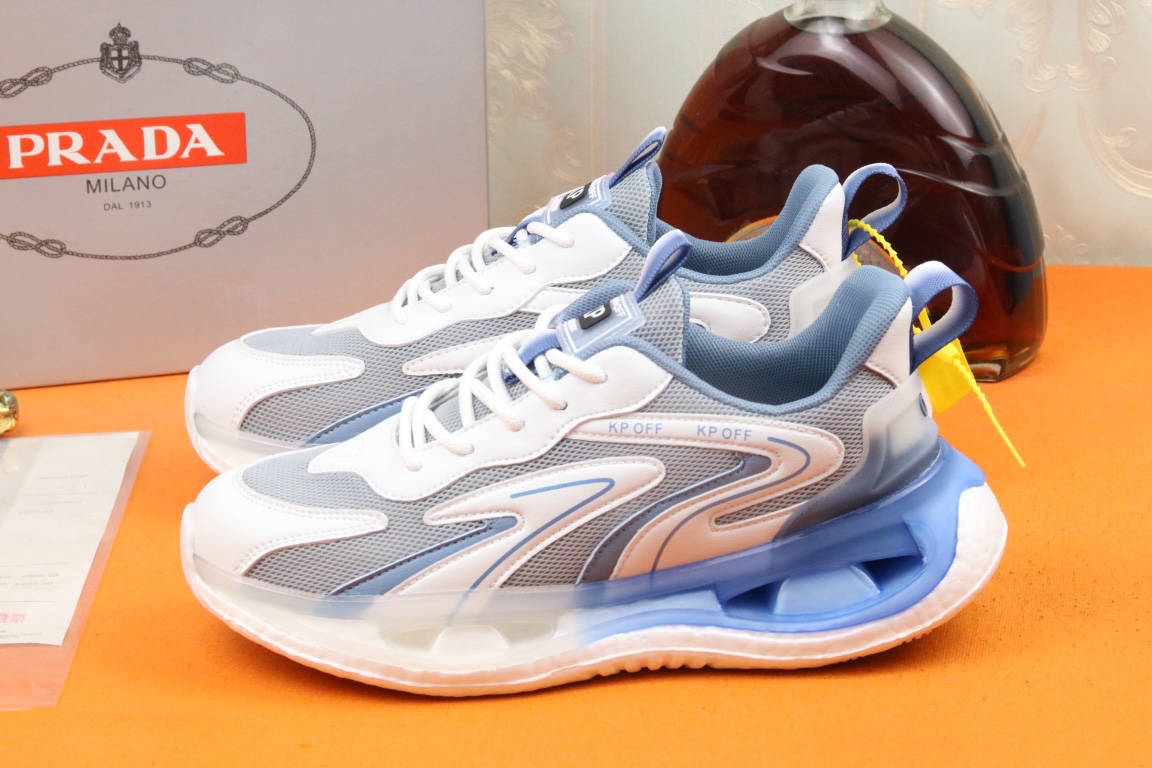 I5 高品质PRADA普拉达上市著名奢侈品牌，专柜同步更新，意大利男鞋时尚杂志季刊封面主推款鞋面采用意大利进口头层牛皮拼接冰丝网布制作，舒适透气内里。原版二次发泡气垫大底，上脚舒适有型。 细节无可挑剔。