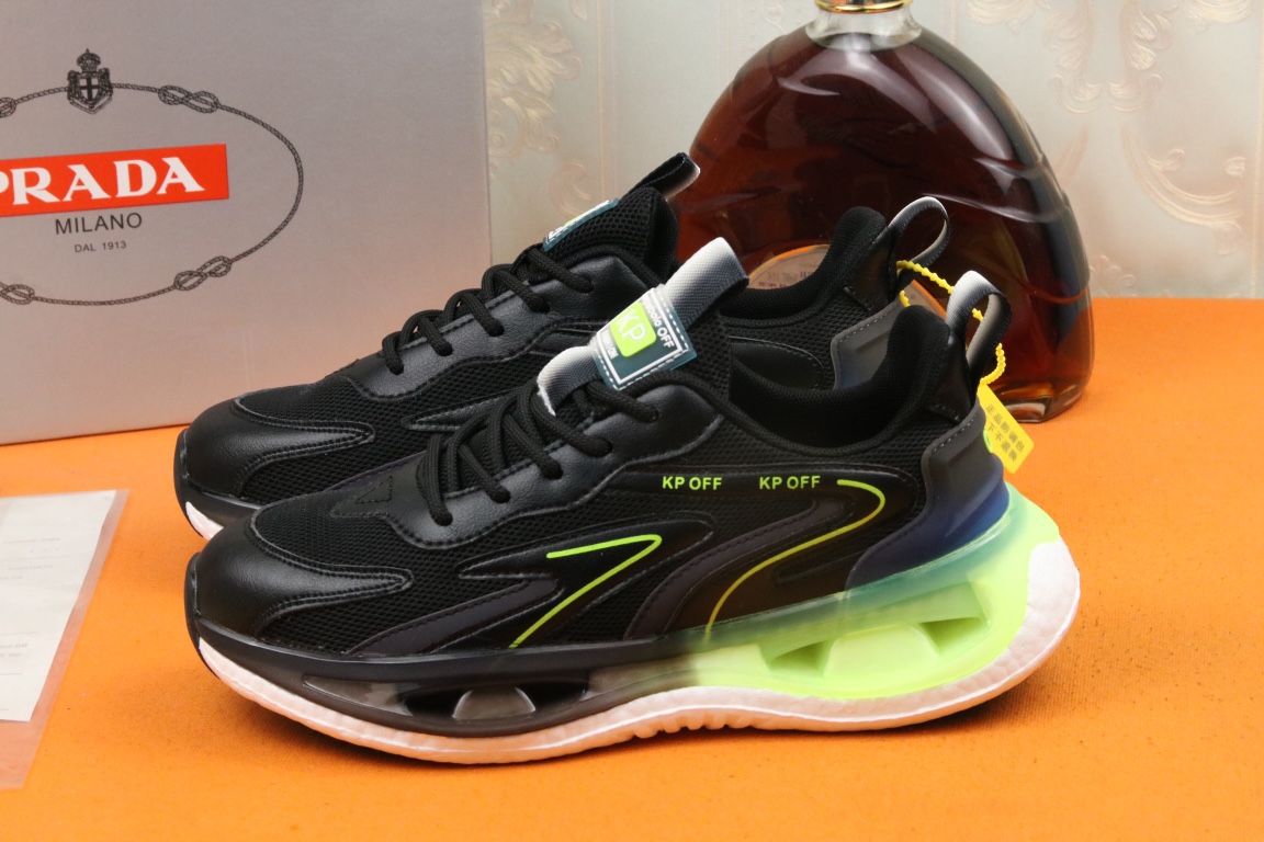 I5 高品质PRADA普拉达上市著名奢侈品牌，专柜同步更新，意大利男鞋时尚杂志季刊封面主推款鞋面采用意大利进口头层牛皮拼接冰丝网布制作，舒适透气内里。原版二次发泡气垫大底，上脚舒适有型。 细节无可挑剔。