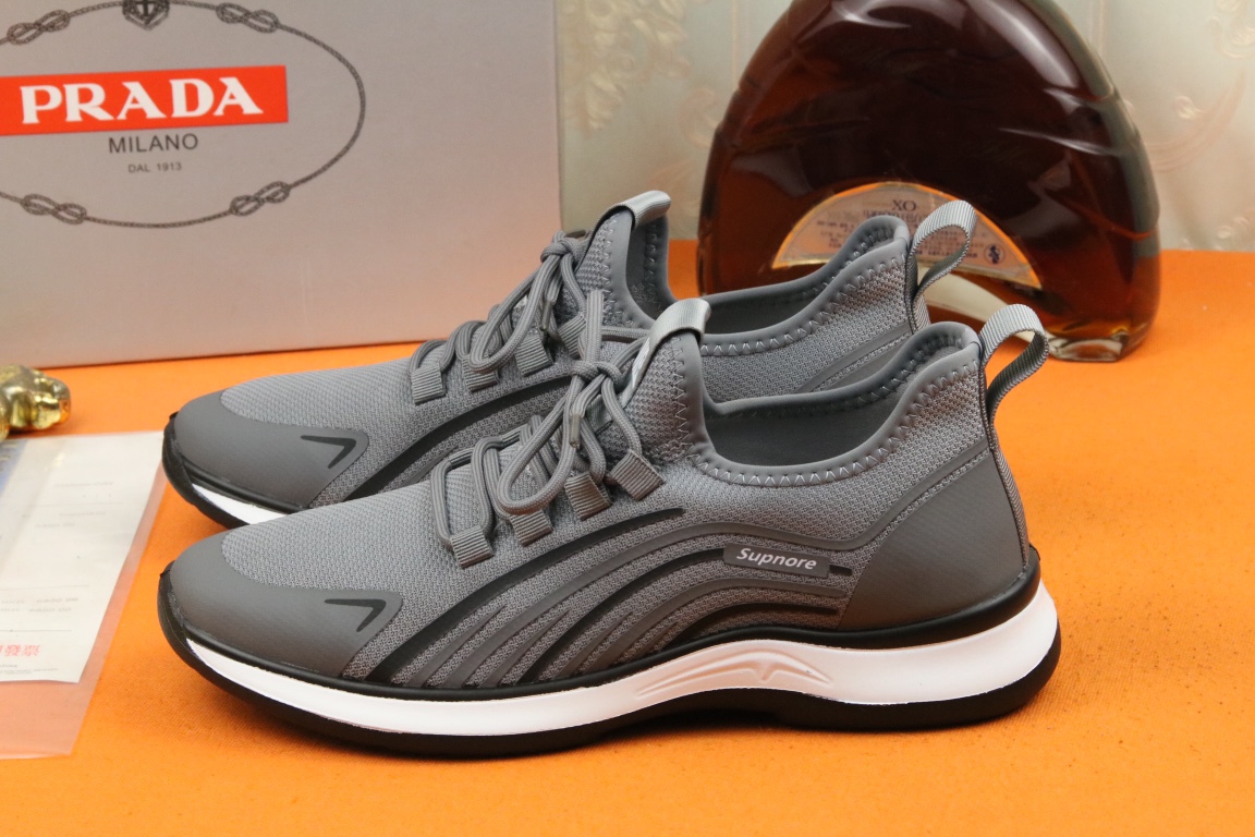 I0 高品质普拉达 米兰展新品男鞋出炉了，官网：1制作原版，续写魅力传承，创新与致敬年轻时尚的你必须拥有活动垫脚无臭脚；进口飞织弹力布鞋面耐磨橡胶底；适合四季穿着 ，时尚百搭。