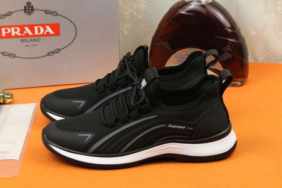 I0 高品质普拉达 米兰展新品男鞋出炉了，官网：1制作原版，续写魅力传承，创新与致敬年轻时尚的你必须拥有活动垫脚无臭脚；进口飞织弹力布鞋面耐磨橡胶底；适合四季穿着 ，时尚百搭。