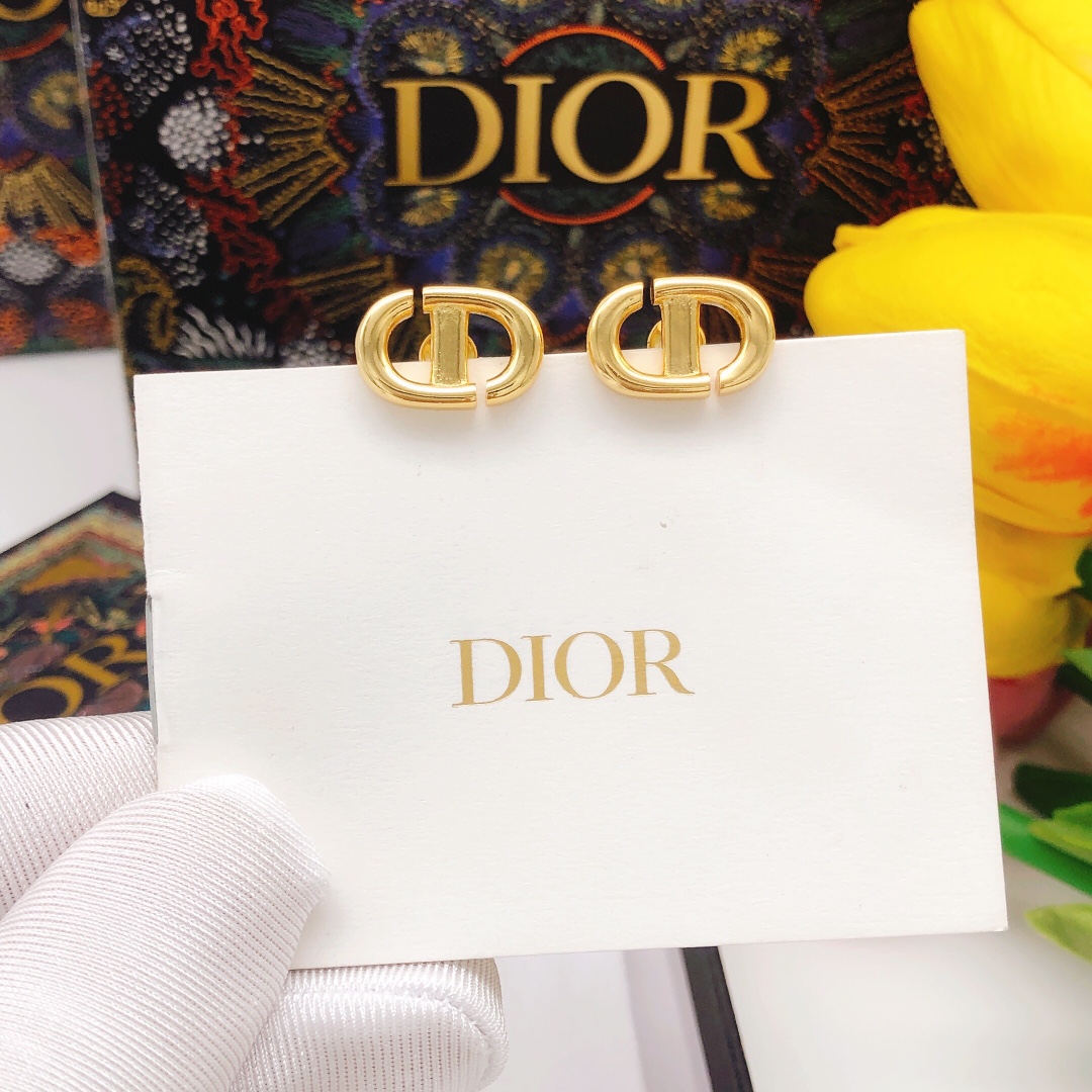 编号DED0307DIOR 原单新品 猪鼻子光面CD珍珠耳钉 高端品质，专柜1:1开模，专柜原版同黄铜材