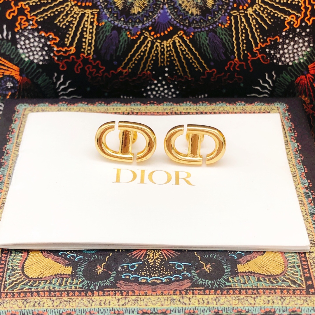 编号DED0307DIOR 原单新品 猪鼻子光面CD珍珠耳钉 高端品质，专柜1:1开模，专柜原版同黄铜材