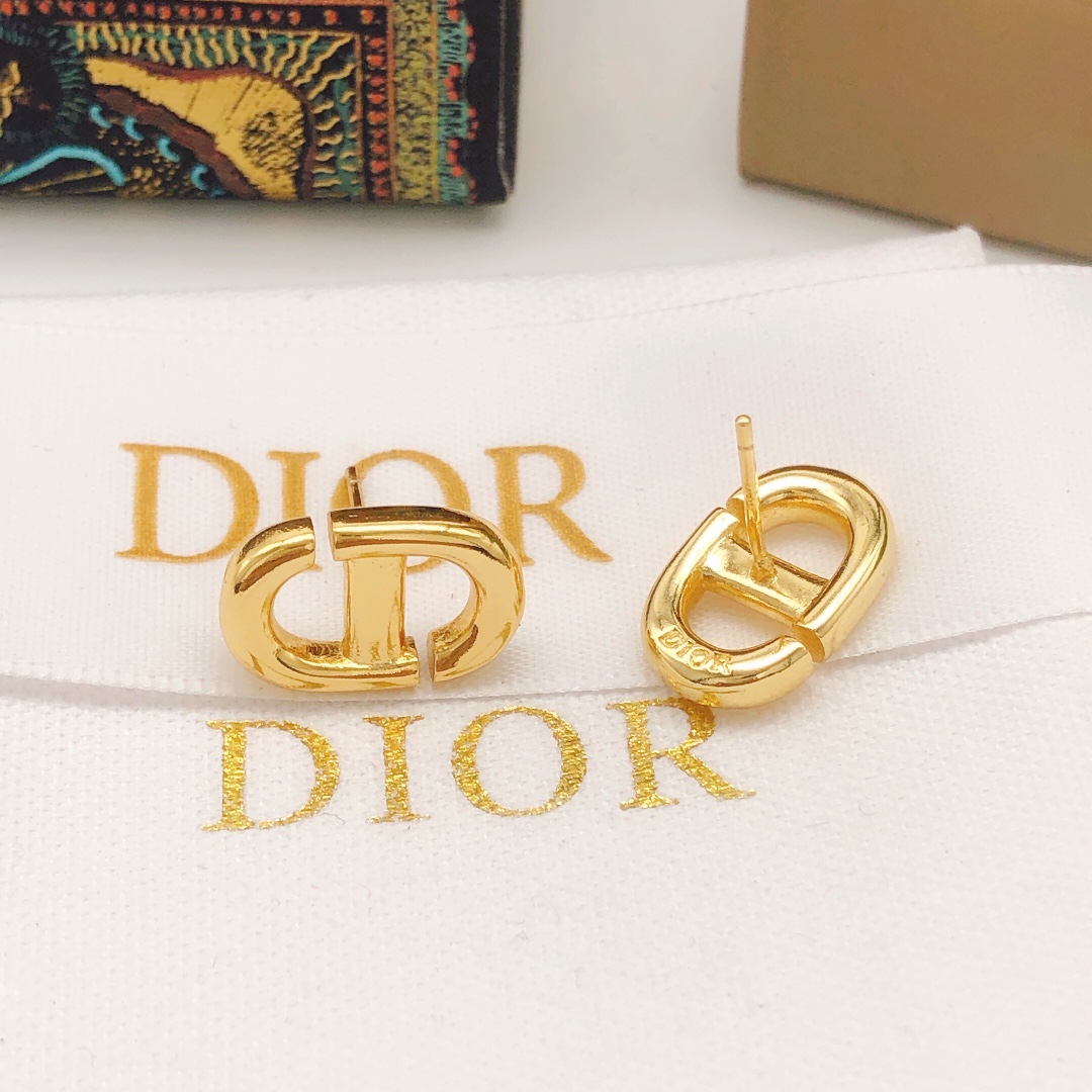 编号DED0307DIOR 原单新品 猪鼻子光面CD珍珠耳钉 高端品质，专柜1:1开模，专柜原版同黄铜材