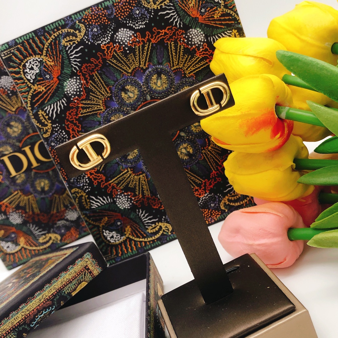 编号DED0307DIOR 原单新品 猪鼻子光面CD珍珠耳钉 高端品质，专柜1:1开模，专柜原版同黄铜材