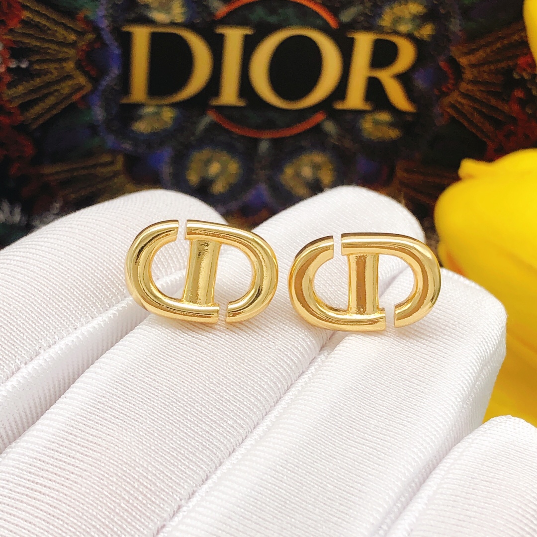 编号DED0307DIOR 原单新品 猪鼻子光面CD珍珠耳钉 高端品质，专柜1:1开模，专柜原版同黄铜材