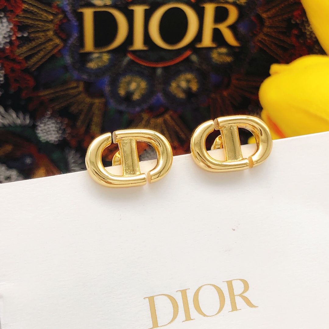 编号DED0307DIOR 原单新品 猪鼻子光面CD珍珠耳钉 高端品质，专柜1:1开模，专柜原版同黄铜材