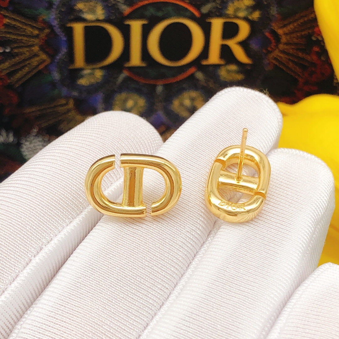 编号DED0307DIOR 原单新品 猪鼻子光面CD珍珠耳钉 高端品质，专柜1:1开模，专柜原版同黄铜材