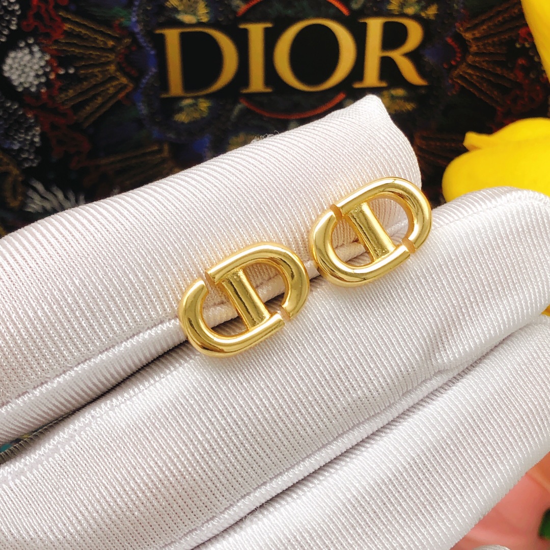 编号DED0307DIOR 原单新品 猪鼻子光面CD珍珠耳钉 高端品质，专柜1:1开模，专柜原版同黄铜材