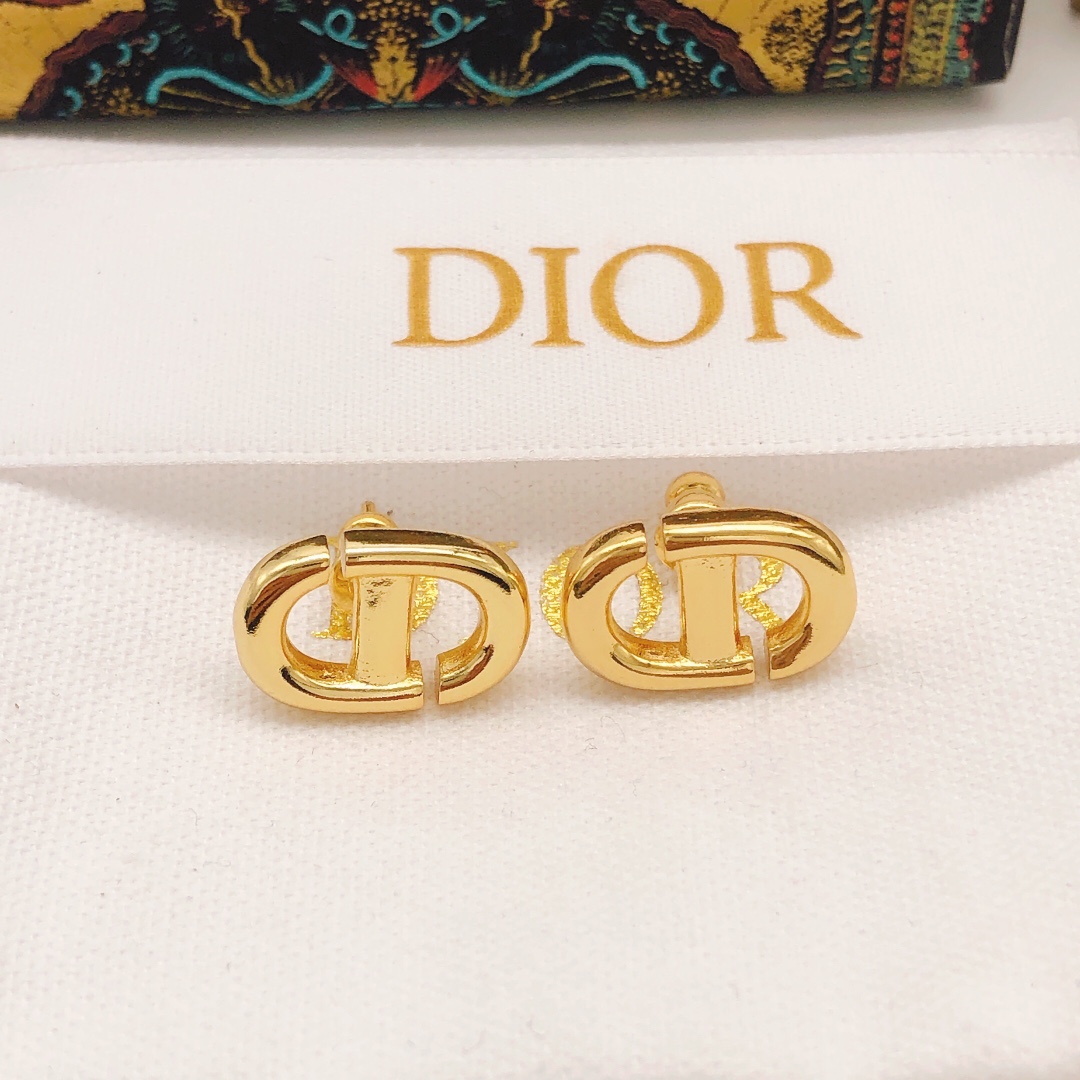 编号DED0307DIOR 原单新品 猪鼻子光面CD珍珠耳钉 高端品质，专柜1:1开模，专柜原版同黄铜材