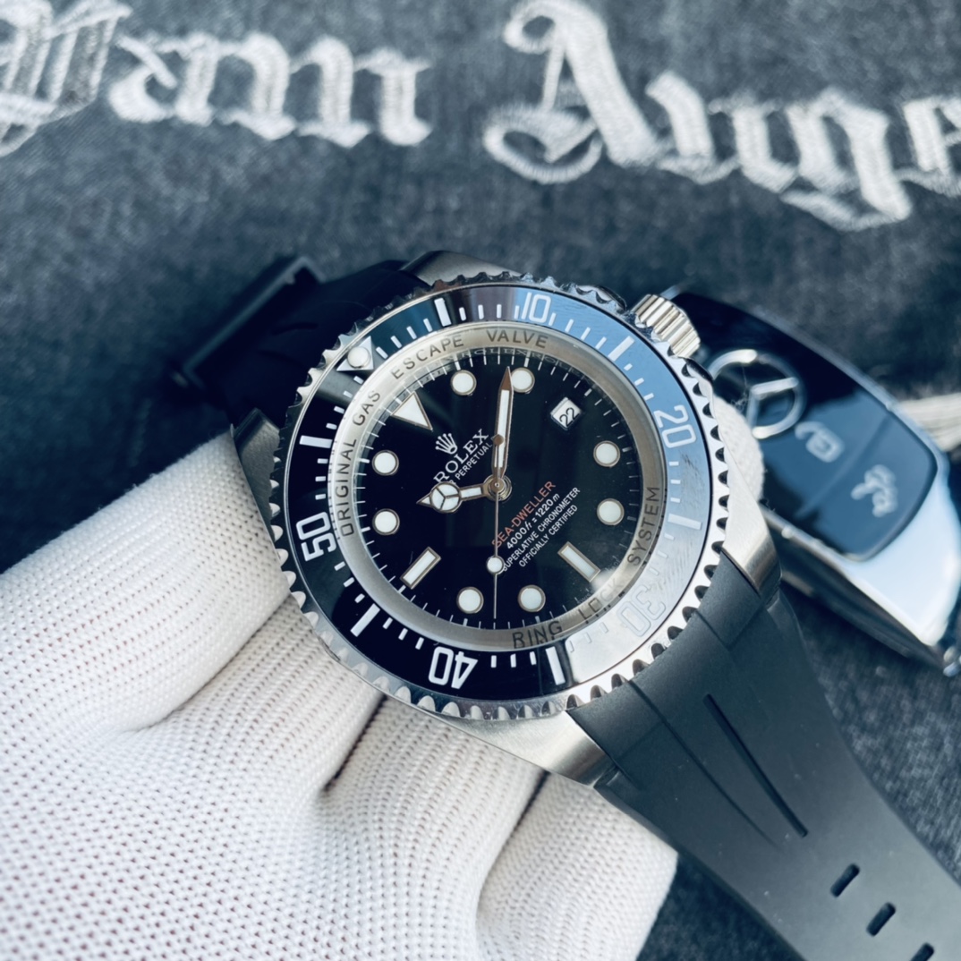 L0 品牌:  劳力士 Rolex SEA-DWELLER鬼王 介绍: 副本的精华并行代购版鬼王SEA 表壳 为精钢 达到与正品一致 圈口: 原装工艺陶瓷圈口 立体刻度圈 机芯: 搭载顶级进口机械机芯， 直径: 44mm 真正的A级副本 劳力士 Rolex 鬼
