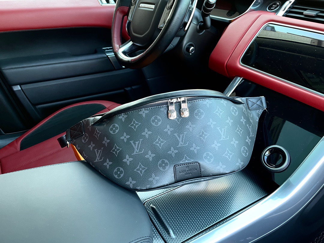 H0 高端货 “Louis Vuitton”胸包 M44336 DISCOVERY 腰包 Discovery 腰包属于 Gaston Labels 系列,由 Monogram Eclipse 帆布制成, 饰有压纹皮革贴饰.此限量版款式借鉴路易威登之孙 Gaston-Louis Vuitton 收藏的复古行李标签设计.配有可调节腰带和多个拉链口袋,可安全容纳贵重物品. 详细特征 47.0x 20.0x 9.0 cm 长x 高x 宽 * \t\t草原黄 * \t\tMonogram Eclipse 涂层帆布 * \t\t牛皮饰边 * \t\t织物内衬 * \t\t银色金属硬件 * \t\t可调节腰带 * \t\t正面拉链隔层 * \t\t2 个拉链外袋 * \t\t背面拉链袋 配：礼盒p