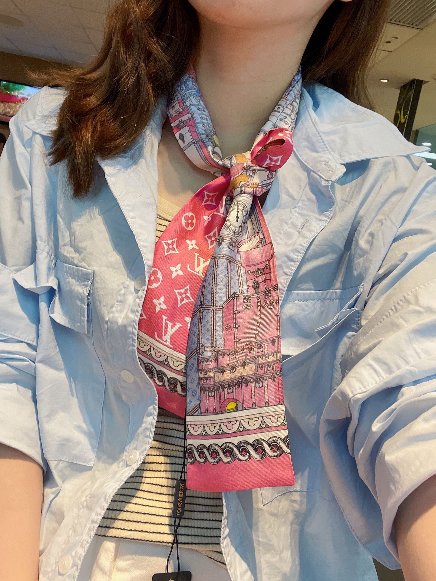 配包装 lv束发带上新由取鉴日本绞染技艺的扎染工艺打造而成,配有经典的品牌名称英文字样,洋溢着青春气息.全幅印有 Monogram 图案,为这款嬉皮士风格的设计品增添雅致格调.法国进口真丝面料非常特别的触感 超多用途：领巾、发带、包包配饰、腰带…..等等等等,超好驾驭 夏季配衣服 冬季配包包 顶级真丝光泽感超级强 精美无比 ,这款真的是一定要入手的9Xcm,%真丝双层双面