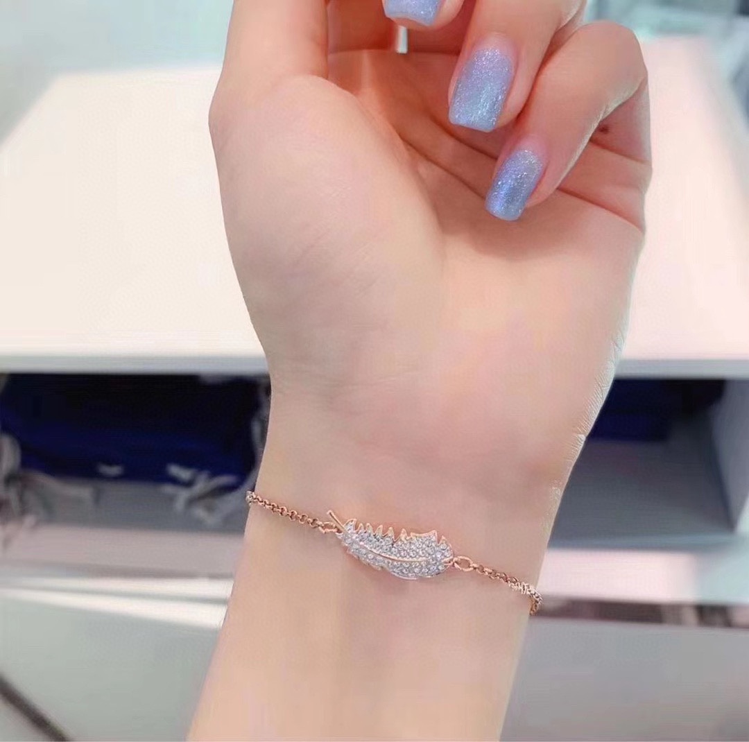  Swarovski 玫瑰金 白色羽毛磁扣手链

这款镀玫瑰金色上带有今季流行的羽毛装饰，并镶有Swar