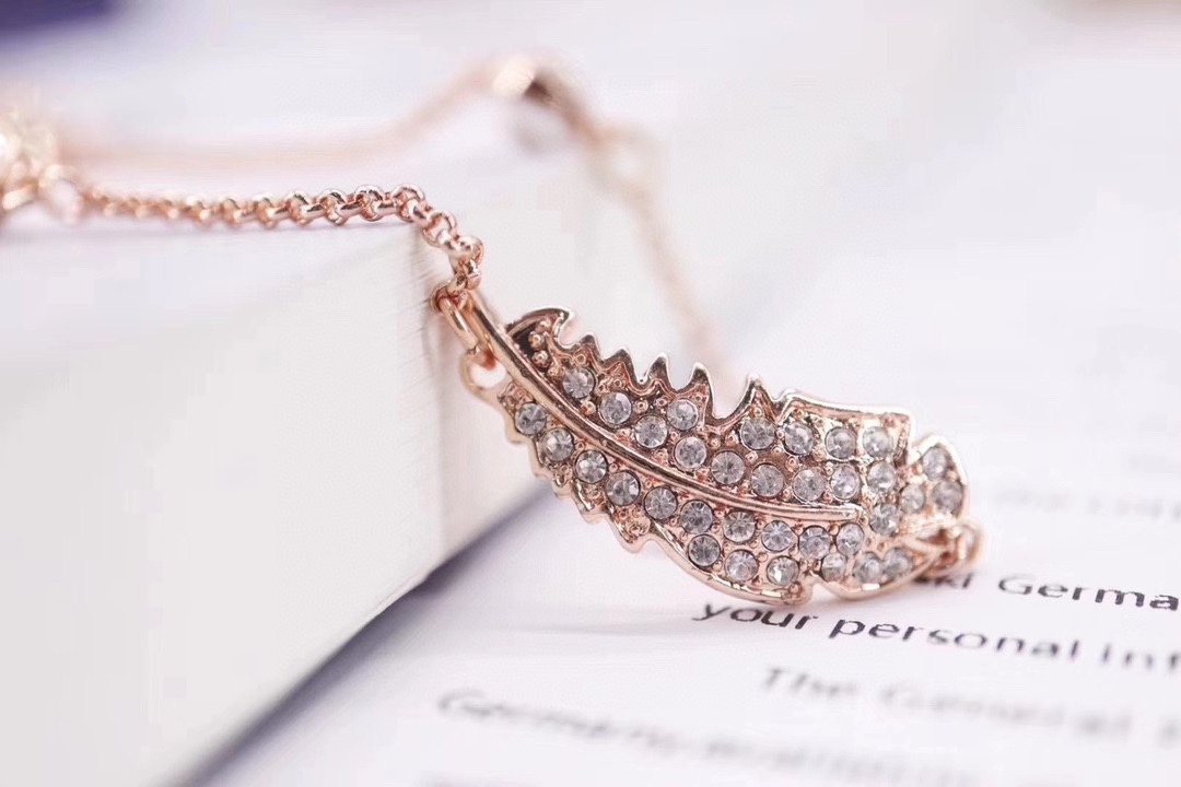  Swarovski 玫瑰金 白色羽毛磁扣手链

这款镀玫瑰金色上带有今季流行的羽毛装饰，并镶有Swar