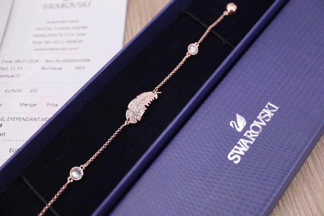  Swarovski 玫瑰金 白色羽毛磁扣手链

这款镀玫瑰金色上带有今季流行的羽毛装饰，并镶有Swar