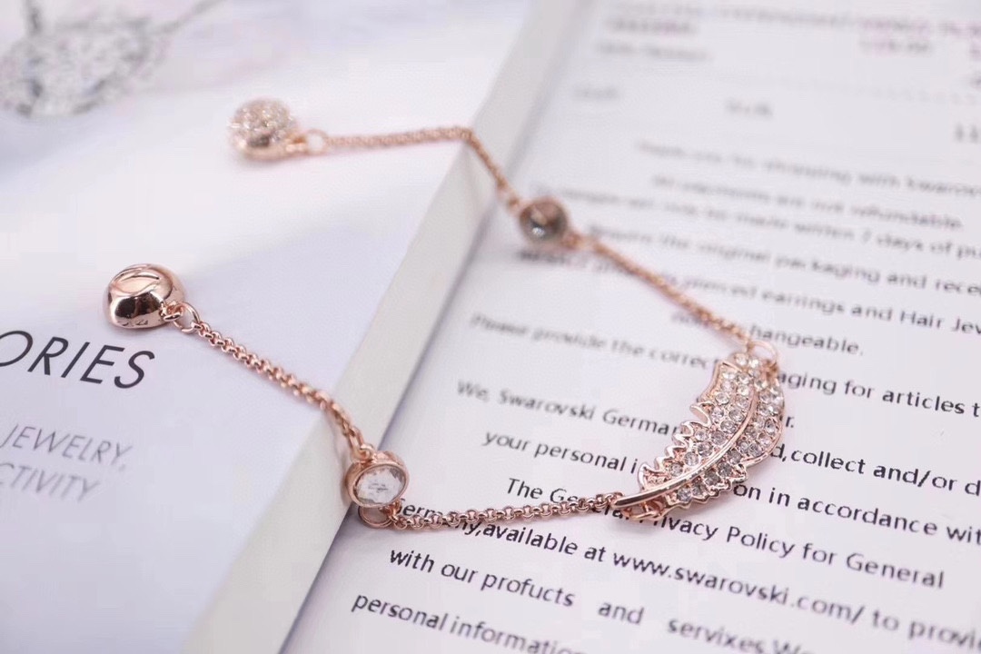  Swarovski 玫瑰金 白色羽毛磁扣手链

这款镀玫瑰金色上带有今季流行的羽毛装饰，并镶有Swar