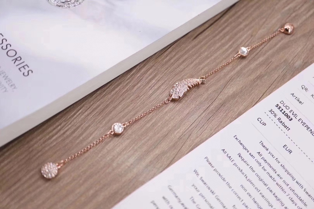  Swarovski 玫瑰金 白色羽毛磁扣手链

这款镀玫瑰金色上带有今季流行的羽毛装饰，并镶有Swar