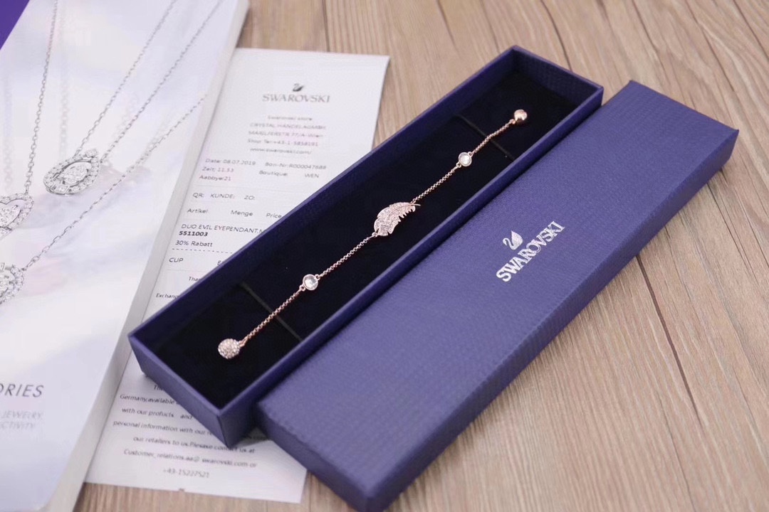  Swarovski 玫瑰金 白色羽毛磁扣手链

这款镀玫瑰金色上带有今季流行的羽毛装饰，并镶有Swar