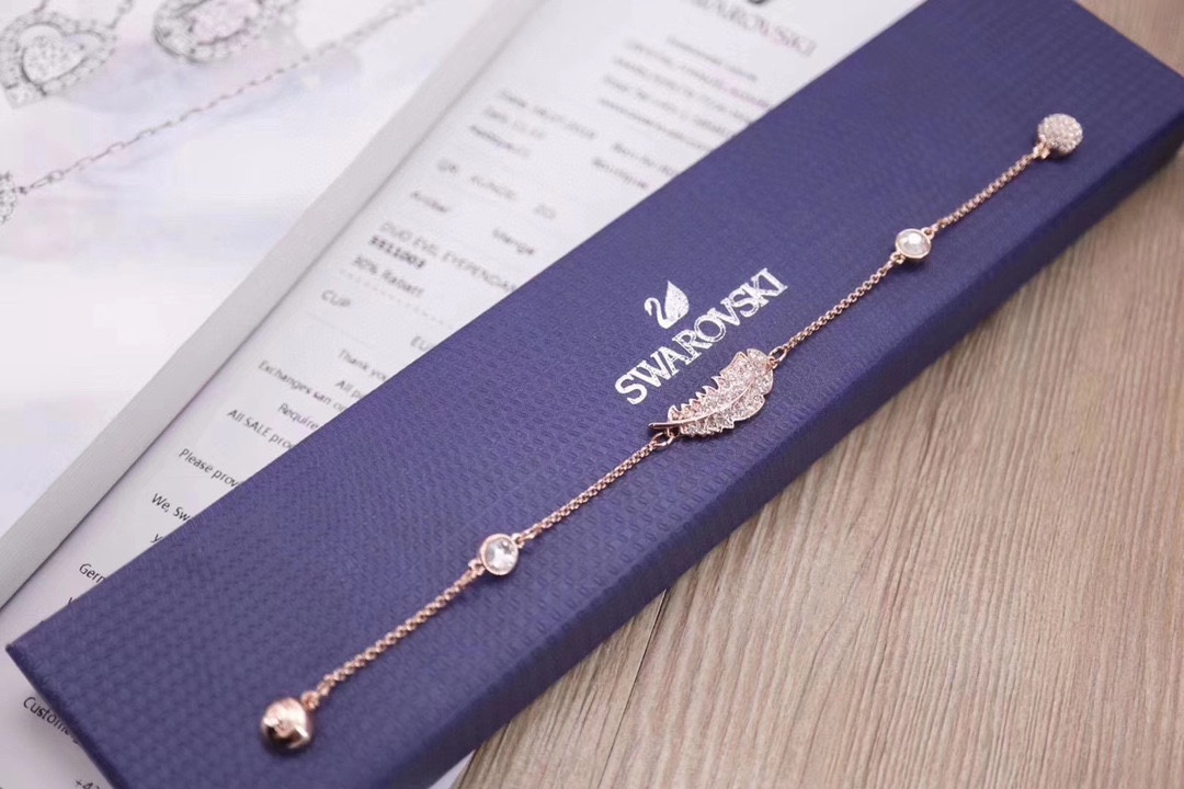  Swarovski 玫瑰金 白色羽毛磁扣手链

这款镀玫瑰金色上带有今季流行的羽毛装饰，并镶有Swar