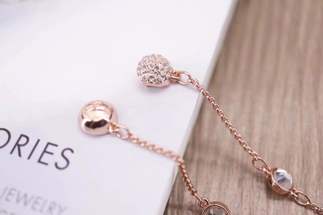  Swarovski 玫瑰金 白色羽毛磁扣手链

这款镀玫瑰金色上带有今季流行的羽毛装饰，并镶有Swar