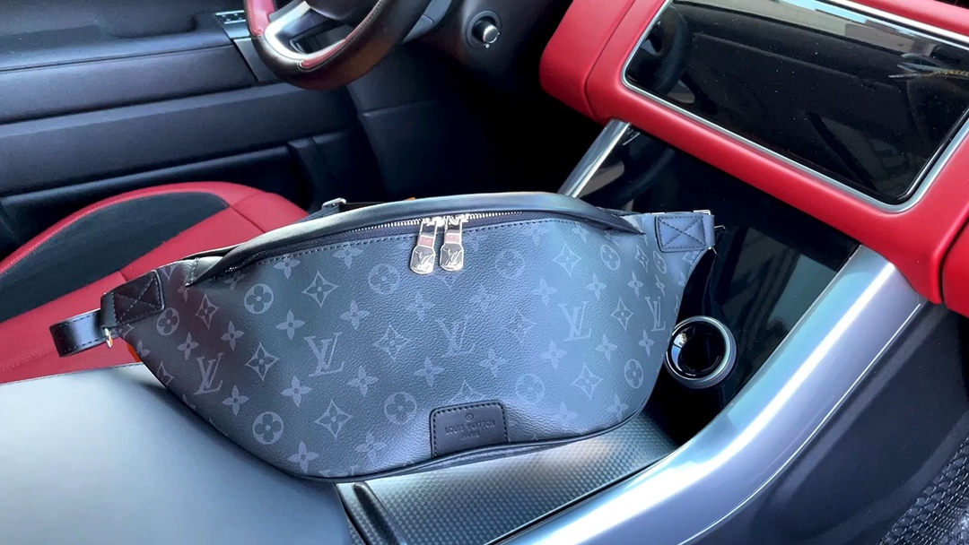 Louis Vuitton 路易威登 LV  胸包 实拍  Louis Vuitton 路易威登 LV  胸包 实拍