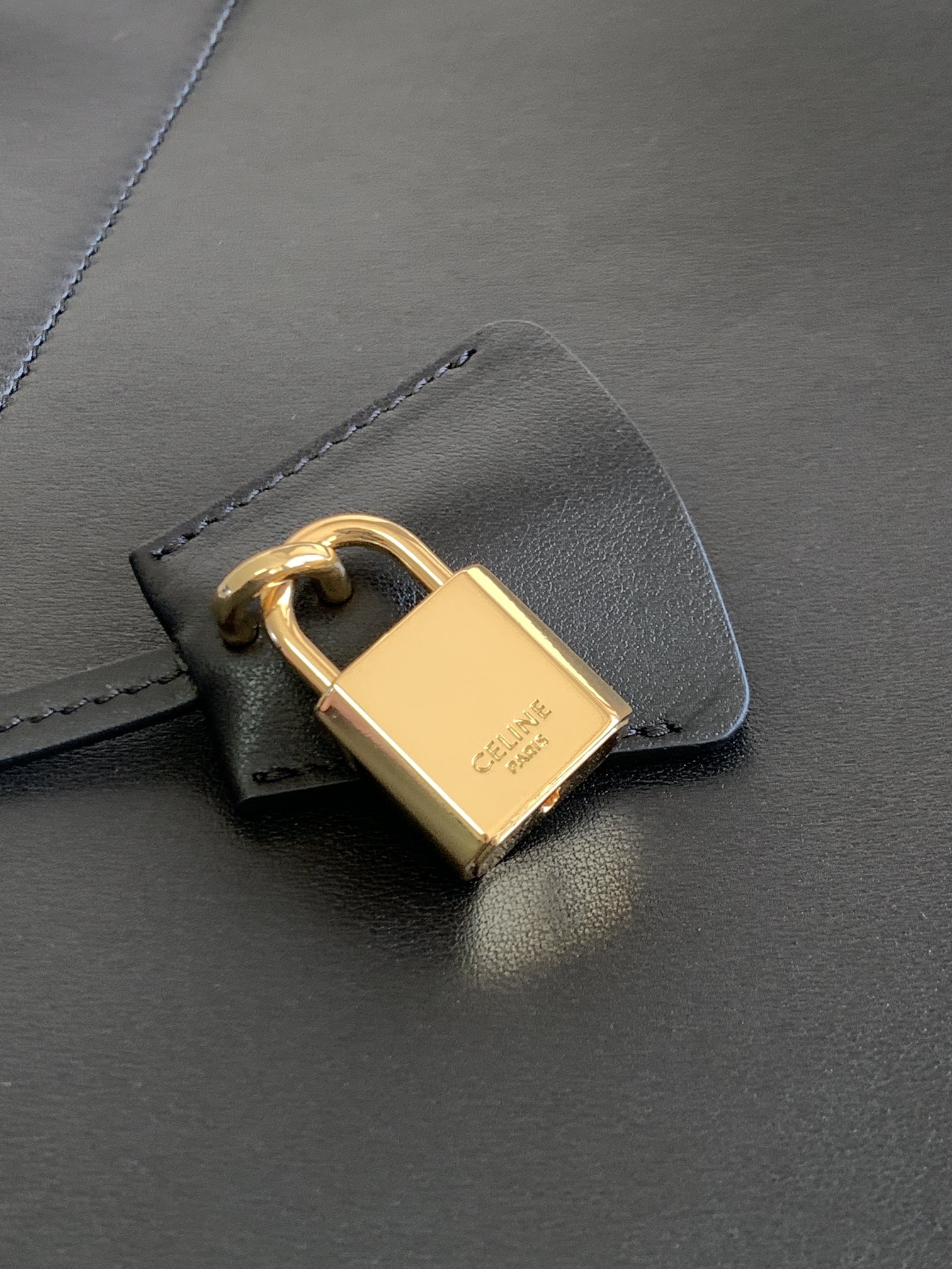 CELINE赛琳中号光滑小牛皮托特包108823