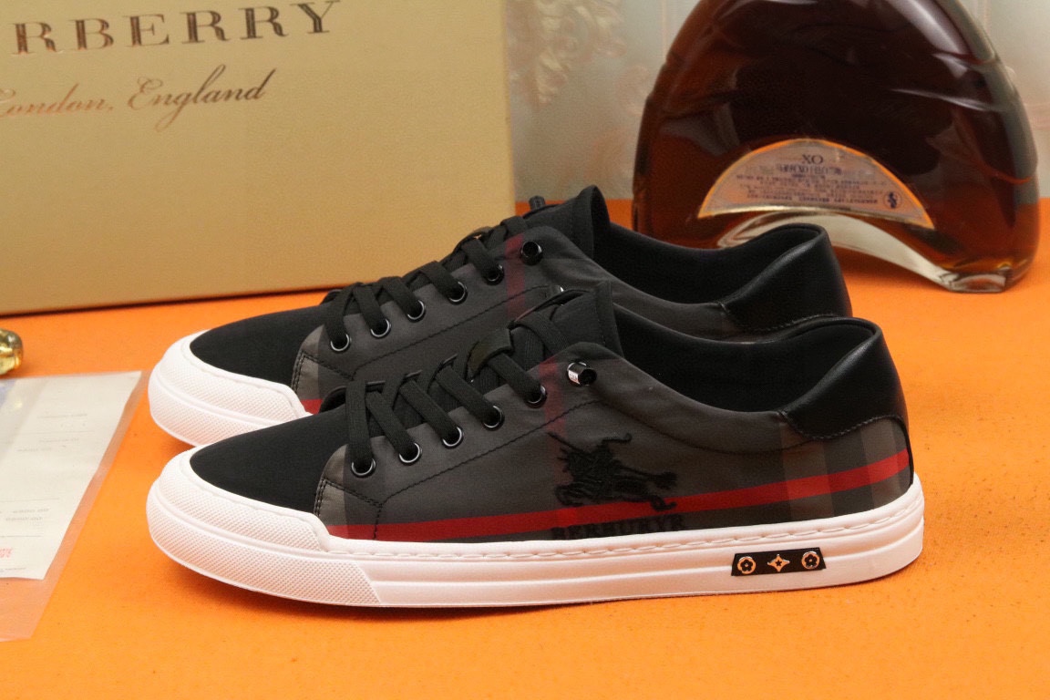 I0  Burberry 巴宝莉   代购款男士官网同步，鞋面采用进口巴宝莉 Burberry 专用冰丝防水布面料，透气舒适内里， 完全1比1复刻，防滑耐磨橡胶大底原厂跟单货，高品质看细节，欢迎对比