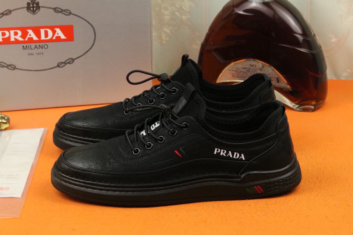 I5 高品质PRADA普拉达上市著名奢侈品牌，专柜同步更新，意大利男鞋时尚杂志季刊封面主推款鞋面采用意大利进口磨砂牛皮，猪皮内里。原版橡胶大底，上脚舒适有型。 细节无可挑剔。
