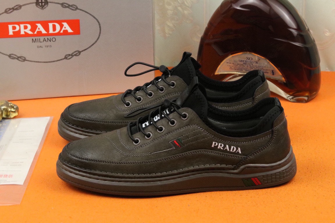 I5 高品质PRADA普拉达上市著名奢侈品牌，专柜同步更新，意大利男鞋时尚杂志季刊封面主推款鞋面采用意大利进口磨砂牛皮，猪皮内里。原版橡胶大底，上脚舒适有型。 细节无可挑剔。