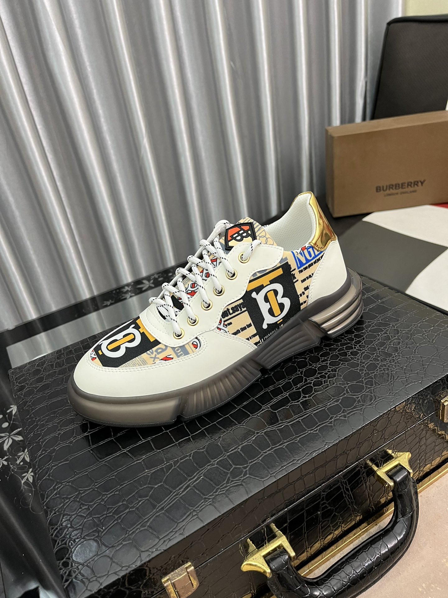 I5 巴宝莉 Burberry  官网 最 2022精心打造，引爆全场不断创新的国际品牌 此款男士四季运动休闲鞋，原版版本，鞋面采用皮面面料 ，皮垫脚超轻防滑大底，透气舒适以质量说话