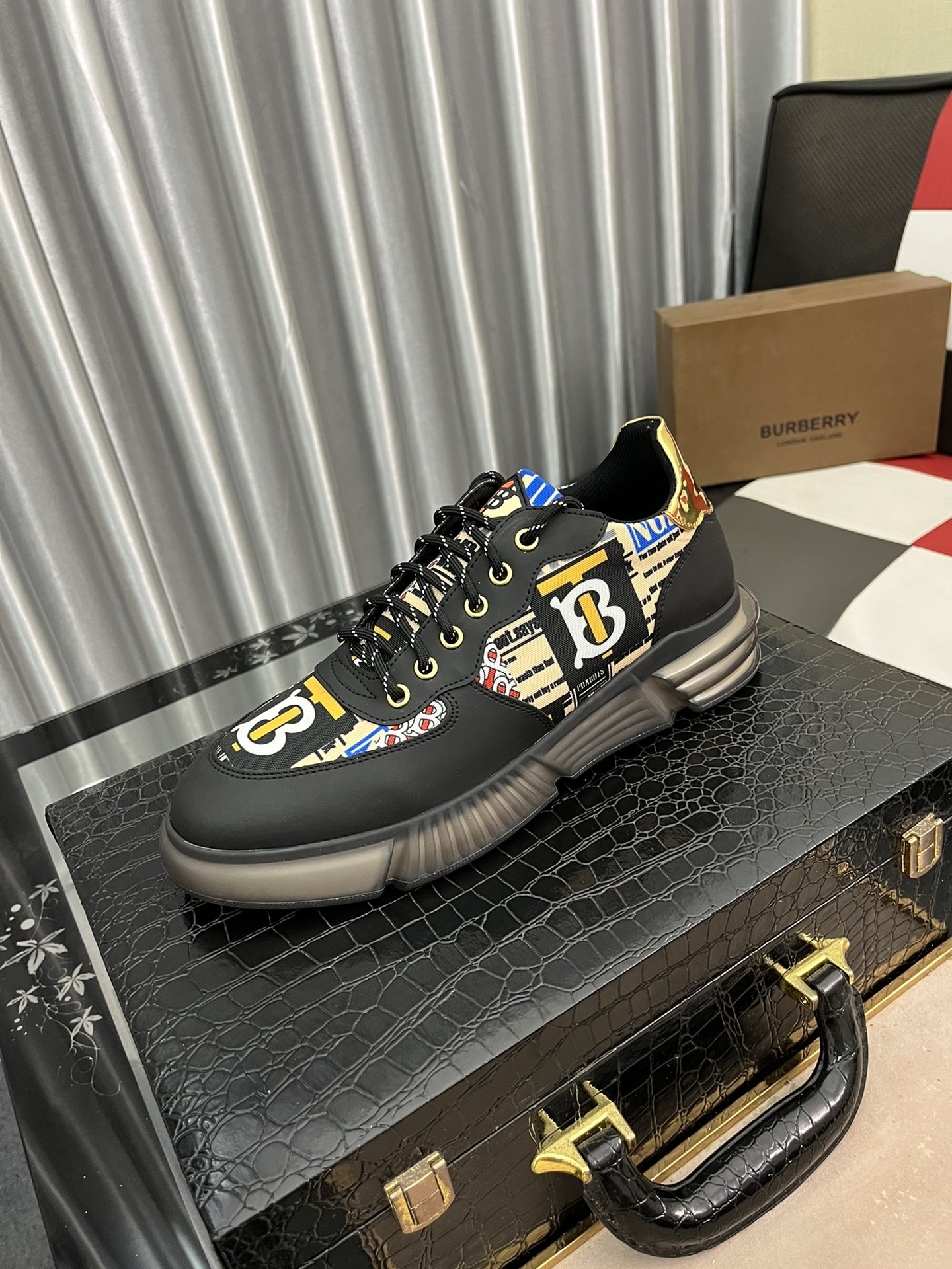 I5 巴宝莉 Burberry  官网 最 2022精心打造，引爆全场不断创新的国际品牌 此款男士四季运动休闲鞋，原版版本，鞋面采用皮面面料 ，皮垫脚超轻防滑大底，透气舒适以质量说话