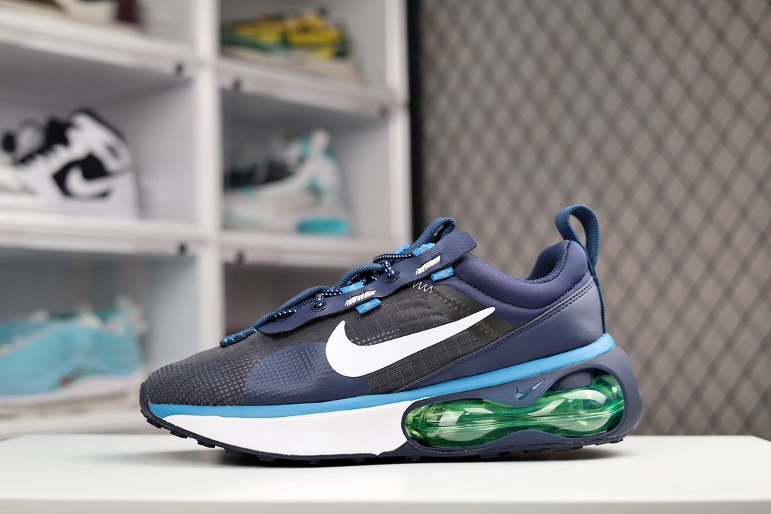 H0 NK Air Max 2021 全新跑鞋半掌气垫运动鞋机能风 该鞋款以黑色、铁灰色和白色的组合示人 酷感十足 鞋款最大亮点是足底和空心泡沫中底的新型Air缓震装置 带来了更为轻便柔软的脚感