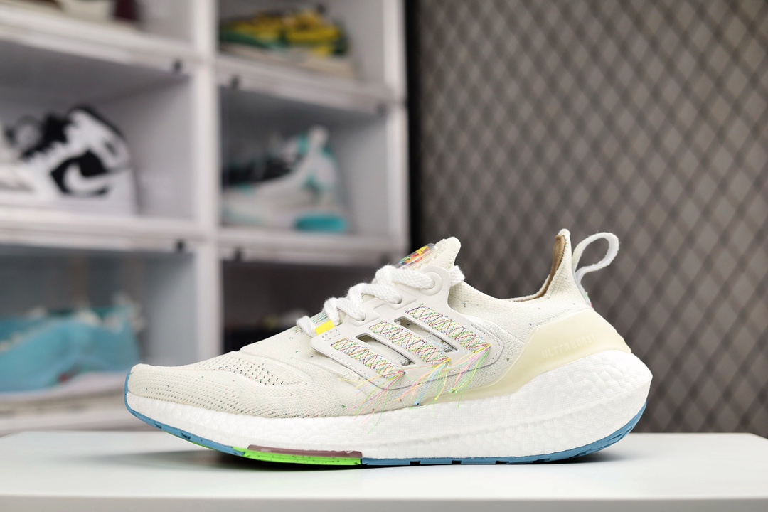 H0 Adidas Ultra Boost 22 Consortium 阿迪达斯新款厚底爆米花跑鞋较UB20增加6%Boost，全掌Boost将缓震和能量回馈再一次进行了升级，提供更好的舒适穿着体验，UB8.0 J5 oPrimeknit编织工艺，S型Heel Counter提供更加精准锁定后跟，带来出众的后跟包裹，LEP创新大底延续马牌橡胶大底，同时新加入LEP结构，为每一步提供更多动力及更好回弹