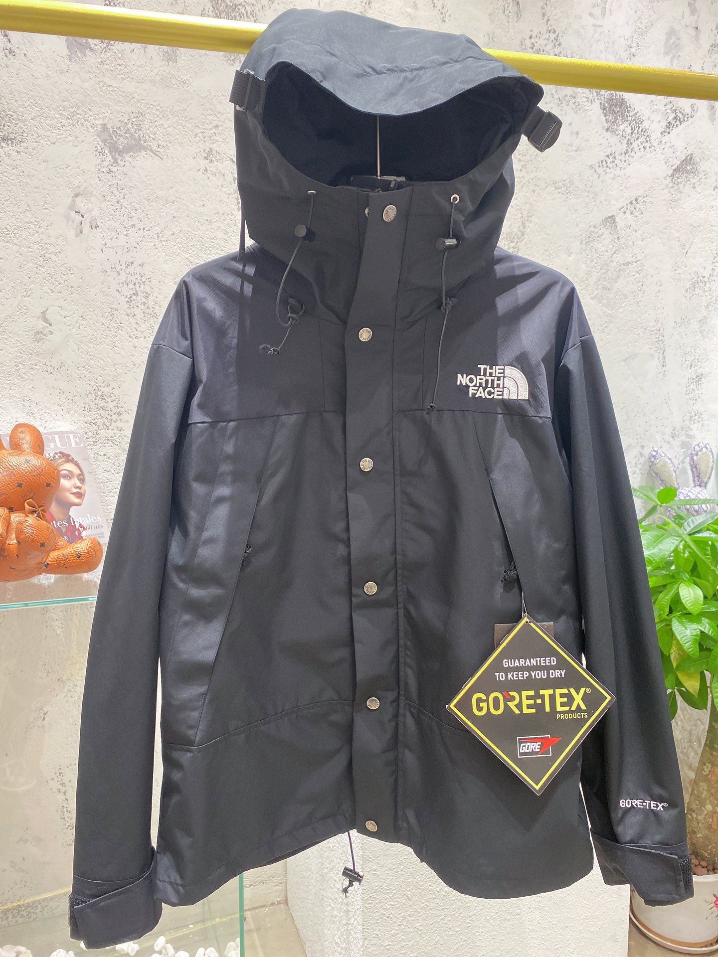 高端版.TheNorthFace北面1990经典款户外防水冲锋衣登山夹克#代购级为了还原ZP的一切质感今年团队历经数月最终出货.所有辅料还原ZP,面料做工升级:1、防水为国际ISO标准90(ISO4)级别达到荷叶水珠滚动效果2、面料:高透层压织物Gore-tex仿水透气薄膜,手感更佳舒适.冲锋衣代表作品1990年MJ是TNF的传统最爱.这款时尚夹克采用GT设计,为您的所有都市冒险而重新构想,提供无与伦比的防水和防风保护.GT配有塔夫绸和拉绒经编衬里相当保暖.另外可与1996羽绒服组合搭配保暖效果超级无敌.