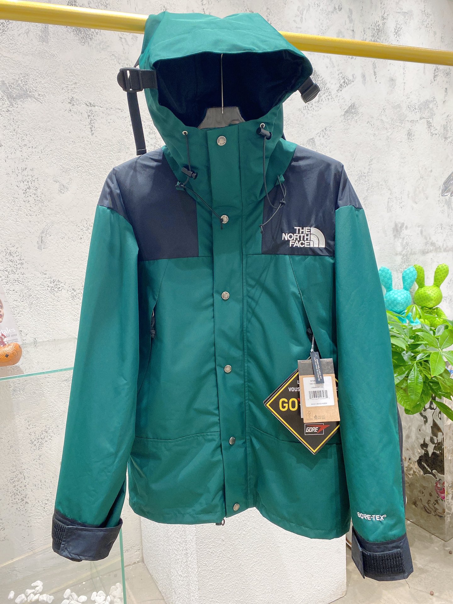 高端版.TheNorthFace北面1990经典款户外防水冲锋衣登山夹克#代购级为了还原ZP的一切质感今年团队历经数月最终出货.所有辅料还原ZP,面料做工升级:1、防水为国际ISO标准90(ISO4)级别达到荷叶水珠滚动效果2、面料:高透层压织物Gore-tex仿水透气薄膜,手感更佳舒适.冲锋衣代表作品1990年MJ是TNF的传统最爱.这款时尚夹克采用GT设计,为您的所有都市冒险而重新构想,提供无与伦比的防水和防风保护.GT配有塔夫绸和拉绒经编衬里相当保暖.另外可与1996羽绒服组合搭配保暖效果超级无敌.