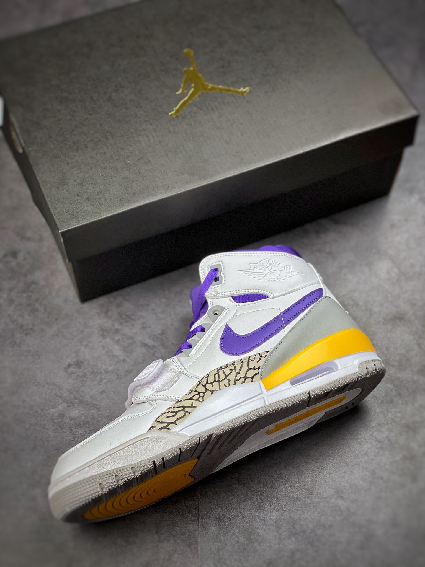240 Air Jordan Legacy 312 “湖人”白紫黄 AV3922-157