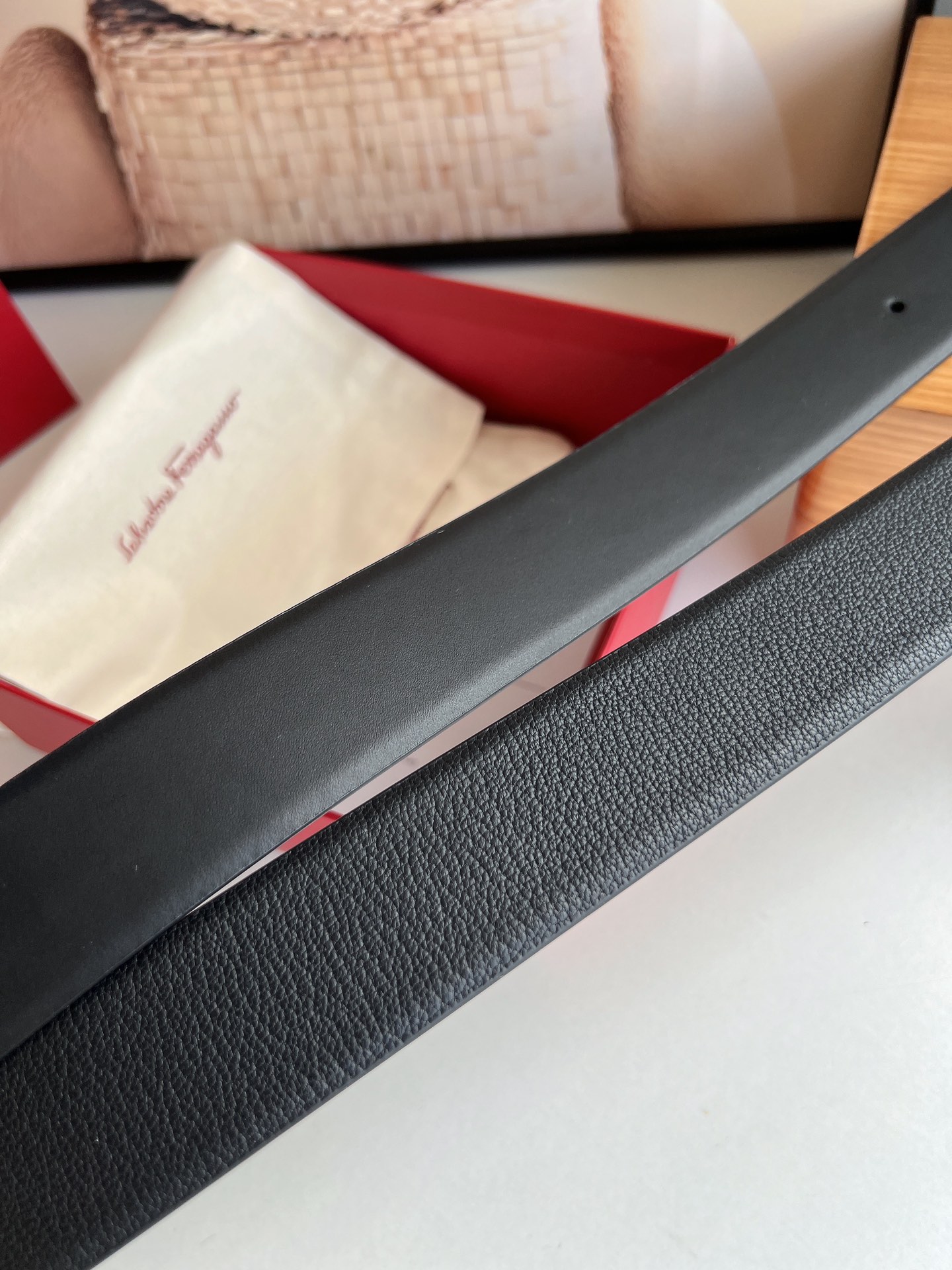 Salvatore  Ferragamo菲拉格慕男士3.5cm精致专柜版型双圈马蹄金属扣，头层牛皮双面腰带