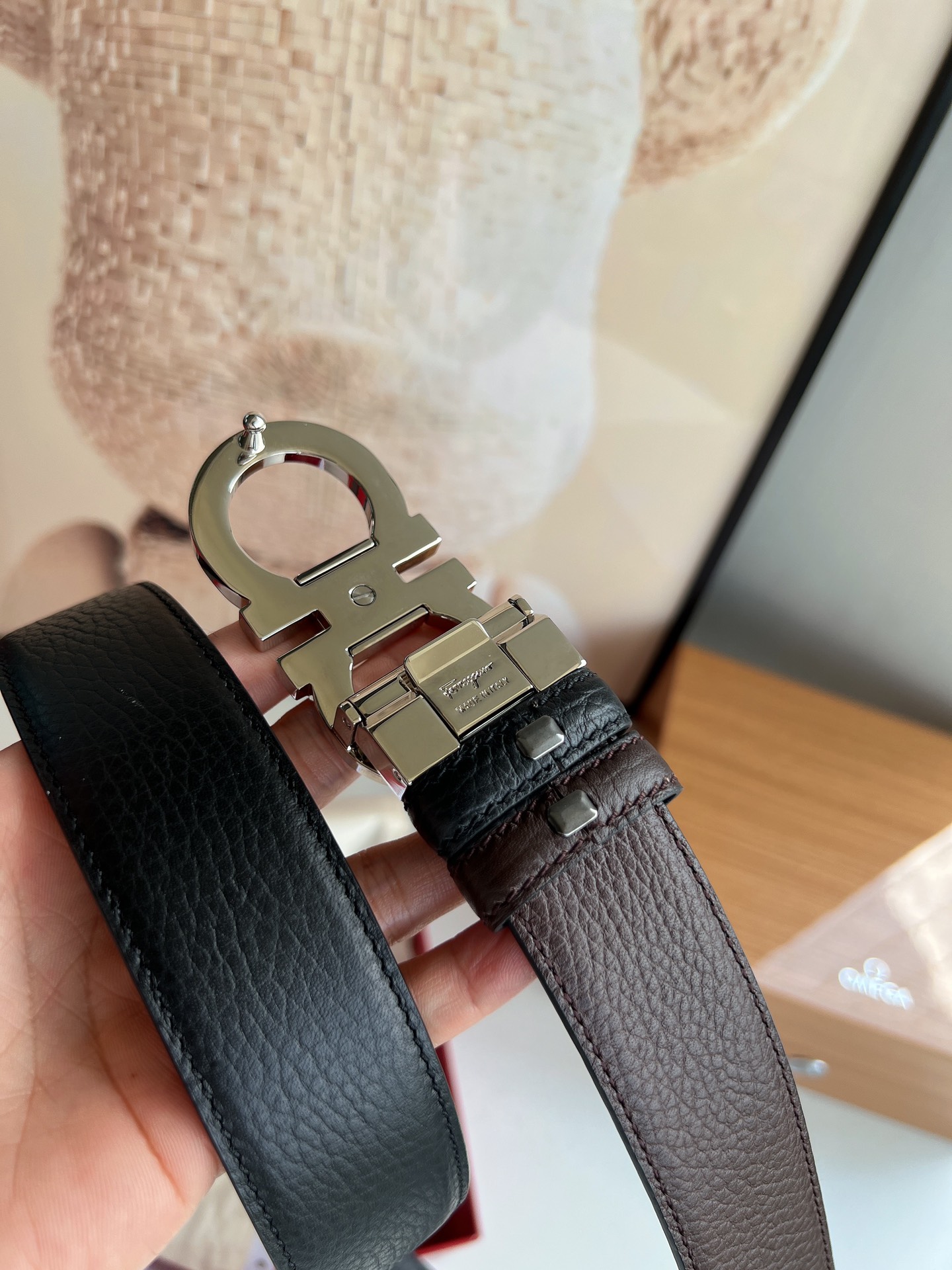 Salvatore  Ferragamo菲拉格慕男士3.5cm精致专柜版型双圈马蹄金属扣，头层牛皮双面腰带