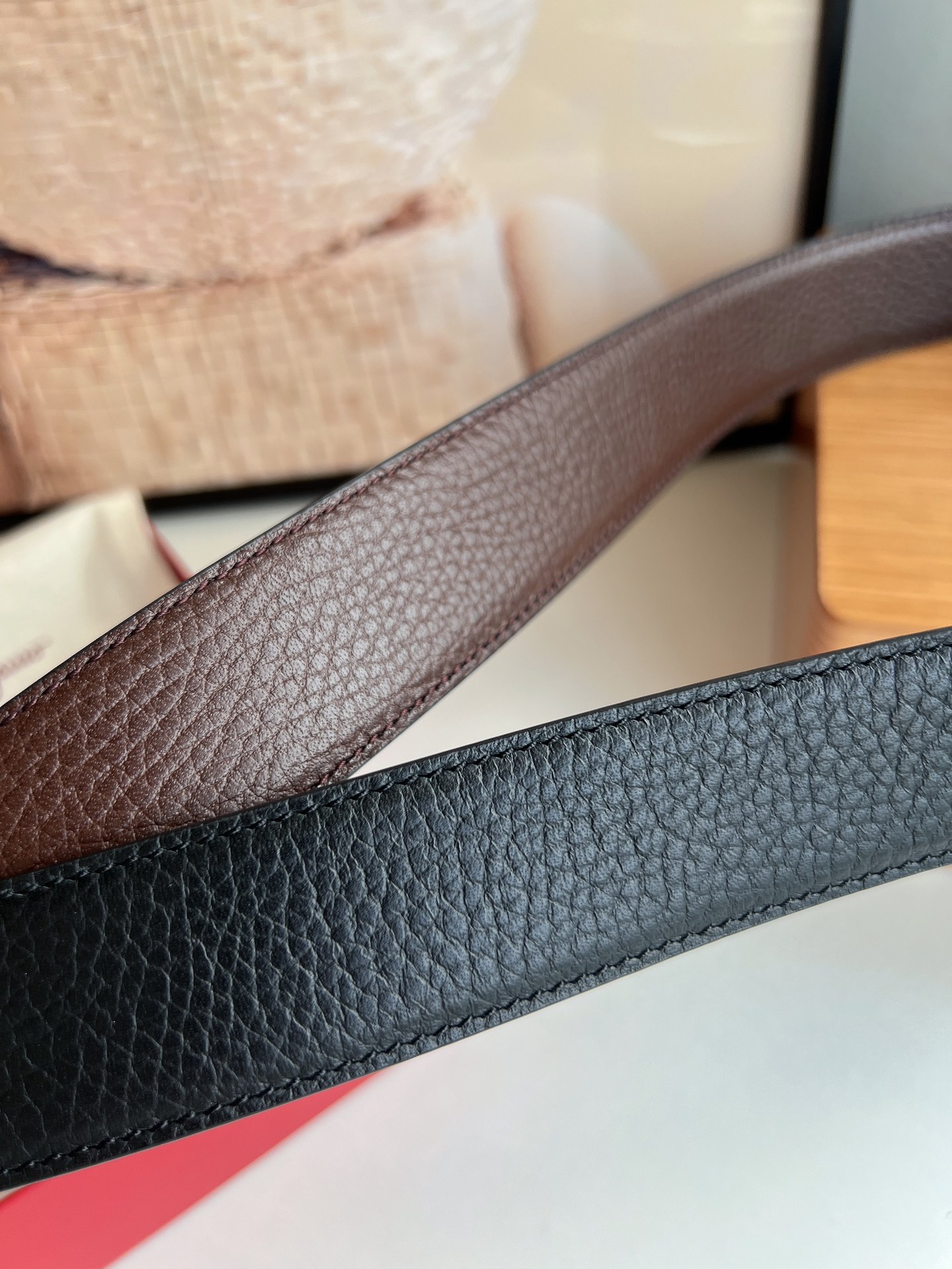 Salvatore  Ferragamo菲拉格慕男士3.5cm精致专柜版型双圈马蹄金属扣，头层牛皮双面腰带