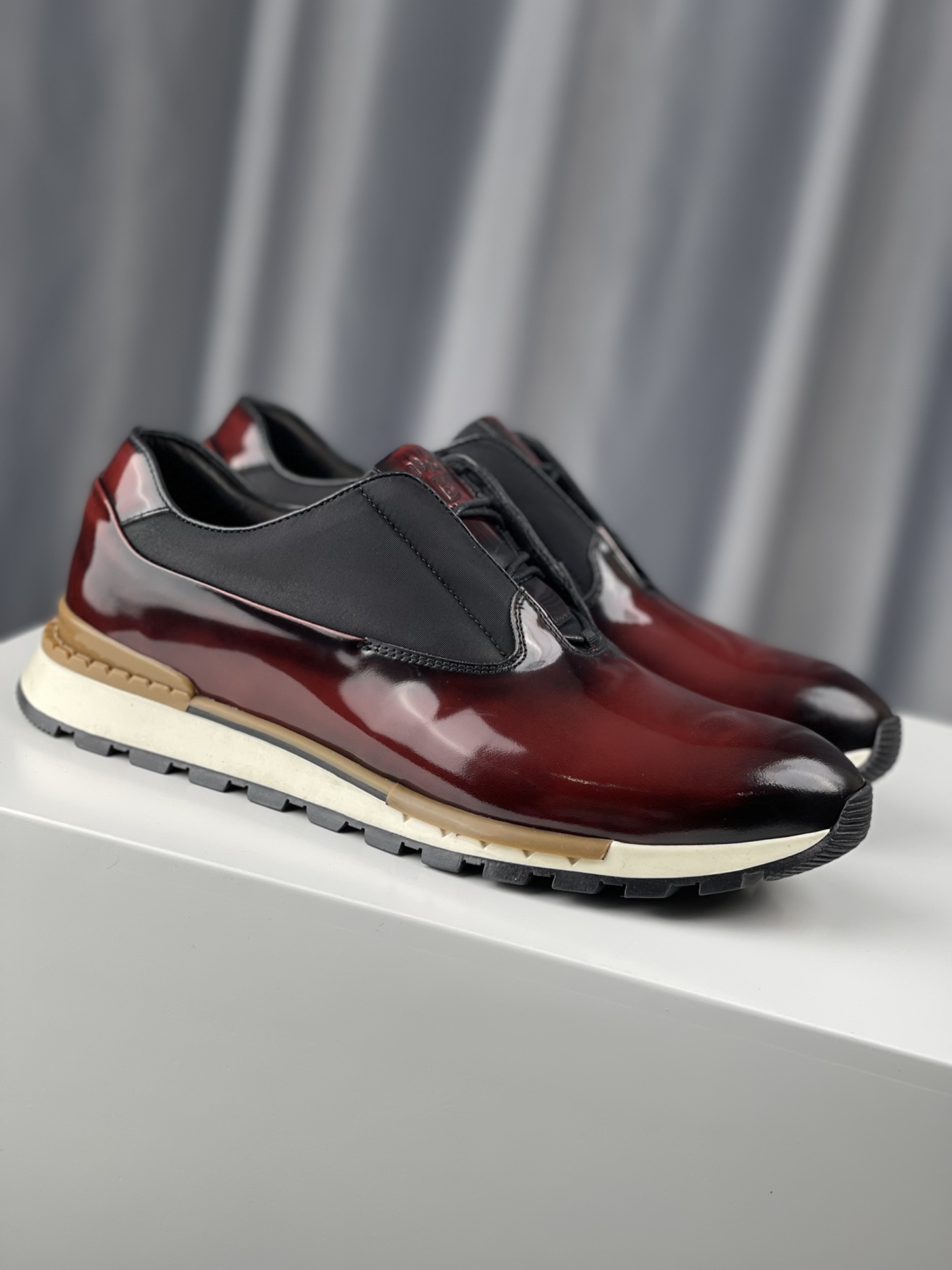 NO:555349,Bruti's latest update is available in multiple colors. Imported open-edge beaded bright leather. Fashionable and versatile style. Matched with contrasting color splicing. Brand-specific materials. The color rubbing effect is only found in high-end products. The special mold outsole is non-slip and wear-resistant. The real effect is better. Normal leather shoe size 39 40 41 42 43 44. Handmade shoes do not accept urgent orders. Please do not disturb. Normal delivery takes 2-3 days. Code HM0040550,19860909布鲁堤最新款更新多色可选 进口开边珠亮皮 时尚百搭款 搭配撞色拼接款品牌专用材料 擦色效果高端货才有的配色 专用模具大底防滑耐磨实物效果更好,正常皮鞋码 39 40 41 42 43 44 手工鞋不接急单介意勿扰正常2-3天出货 编码HM0040550,,Men's shoes