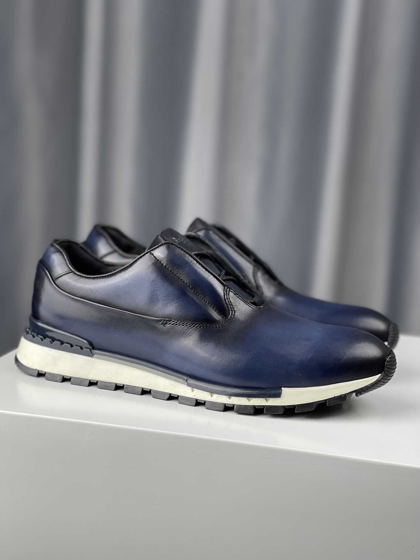 NO:555343,Bruti's latest updated models are available in multiple colors. Imported cowhide leather hand-rubbed model. Fashionable and versatile. Special materials. The color-rubbing effect is only available in high-end products. The special mold outsole is non-slip and wear-resistant. The real effect is better. Normal leather shoe size is 39 40 41 42 43 44. Handmade shoes do not accept urgent orders. Please do not disturb. Normal delivery takes 2-3 days. Code HM0045600,,cowhide19860909布鲁堤最新款更新多色可选 进口牛皮面手工擦色款 时尚百搭款 专用材料 擦色效果高端货才有的配色 专用模具大底防滑耐磨实物效果更好, 正常皮鞋码39 40 41 42 43 44 手工鞋不接急单介意勿扰正常2-3天出货 编码HM0045600,,cowhide,Men's shoes