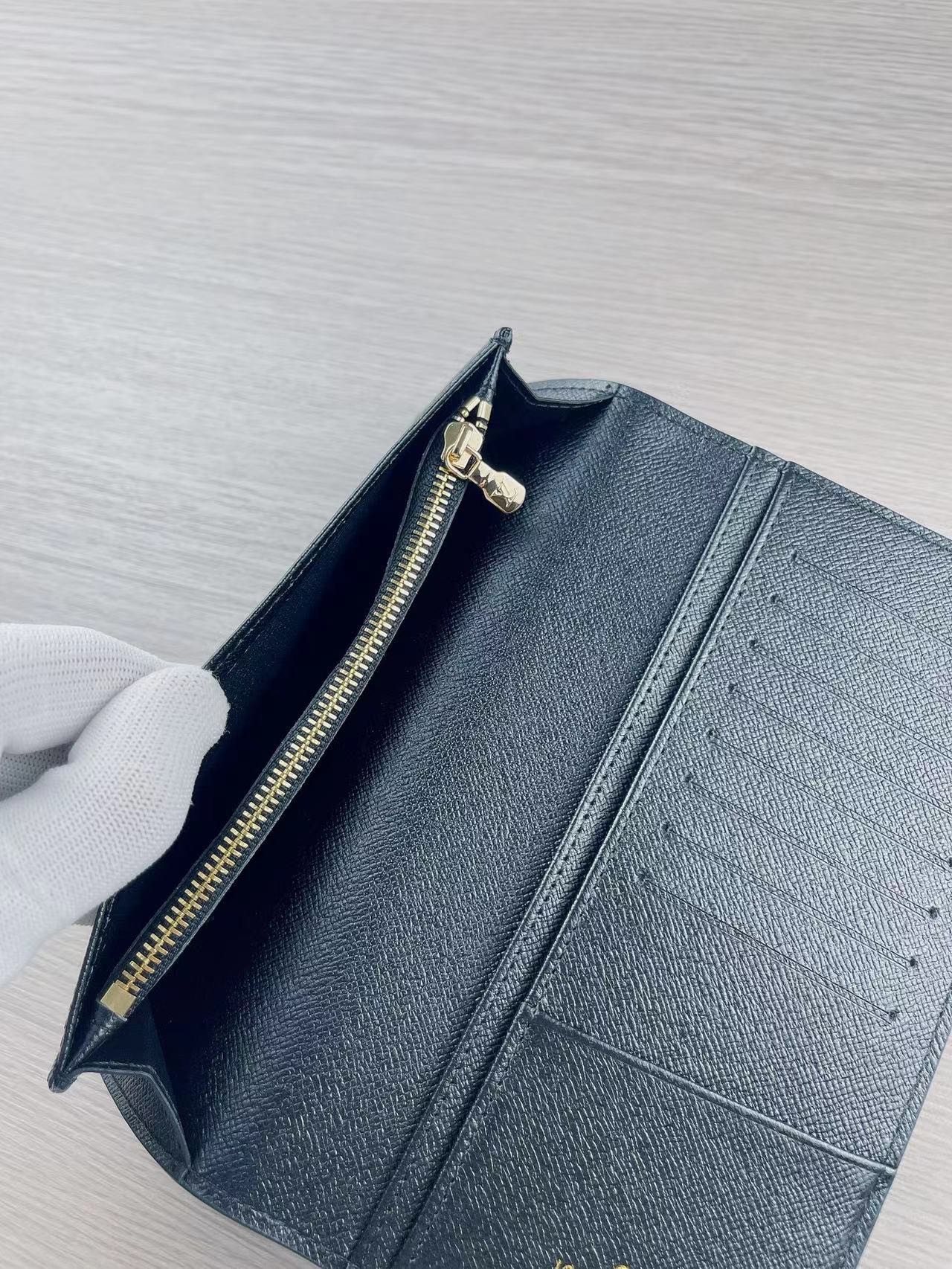 Leather bifold wallet in multiple colors