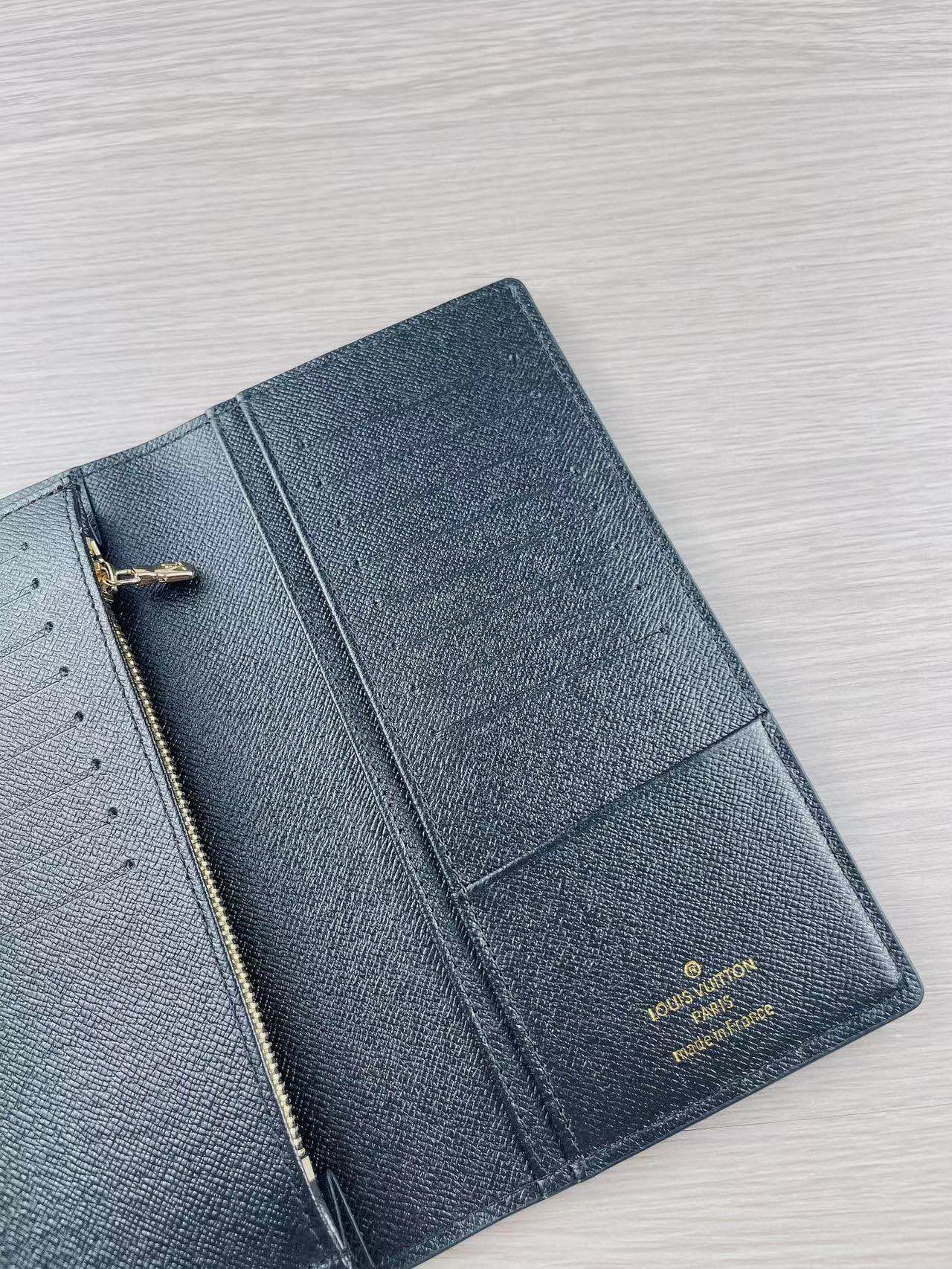 Image of banknotes inside the bill compartment.